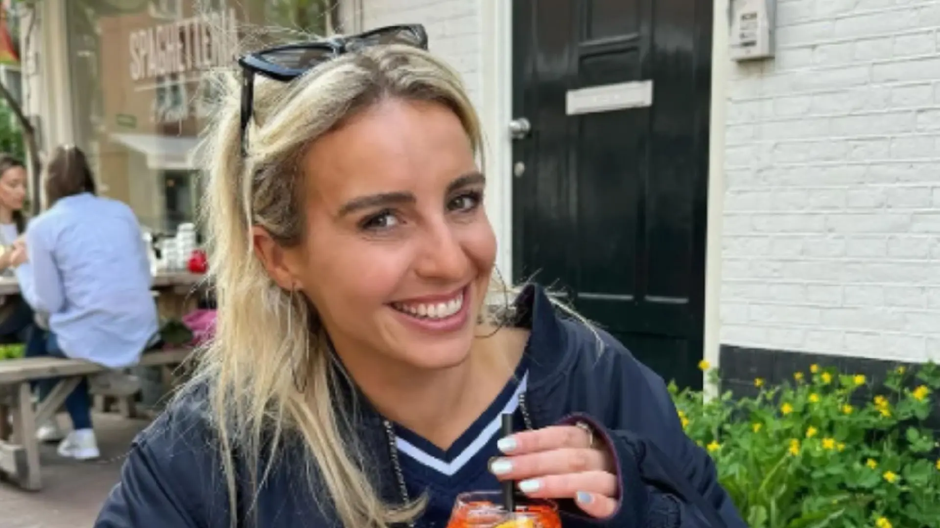Iris Enthoven laat haar gegroeide voorgevel aan vriendinnen zien: "heb zulke grote jetsers" (video)