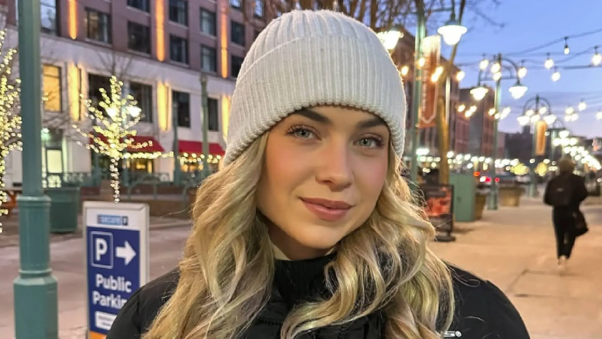 Joy Beune hangt lichaam vol met edelmetalen en heeft hordes fans voor de deur staan