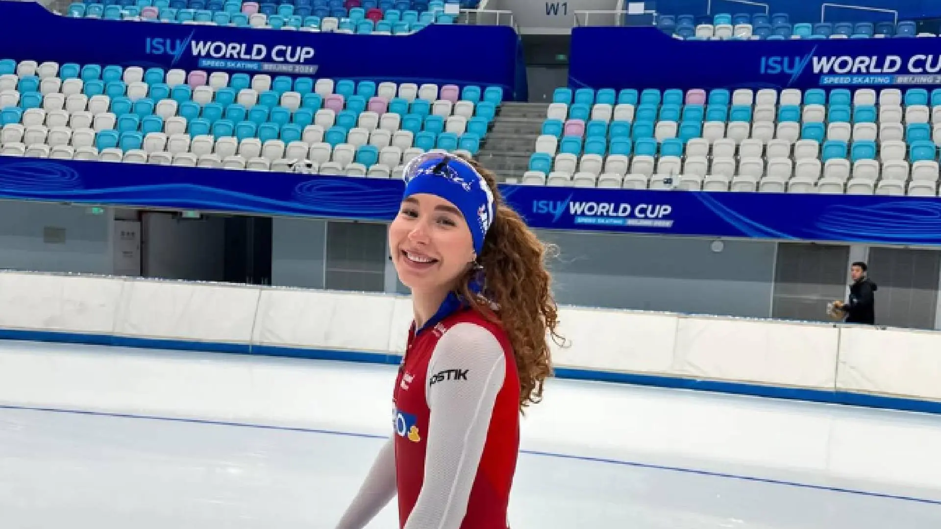 Michelle de Jong maakt zich klaar: schaatsster rekt en strekt zéér diep voor krachtig uiteinde (video)