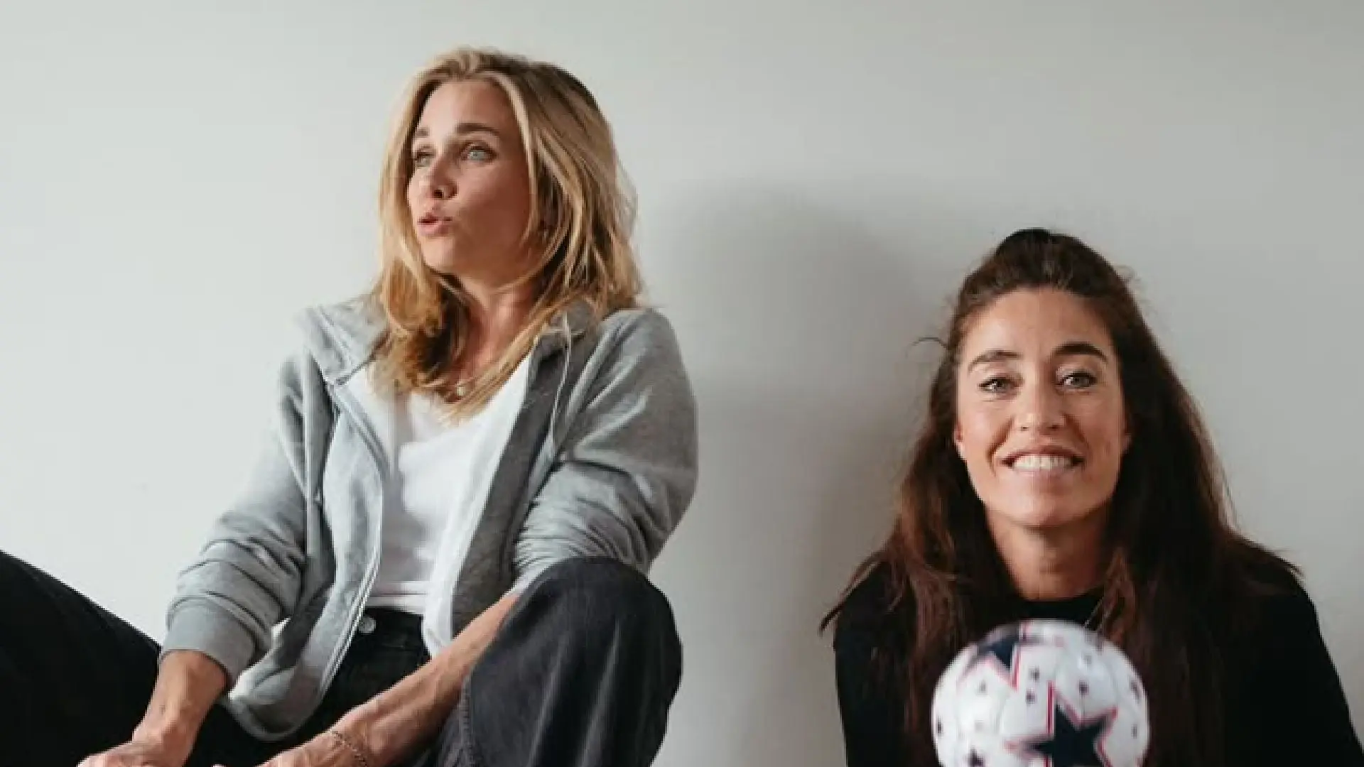 Oud-hockeysters Naomi van As en Ellen Hoog gaan stuk om 'ruk sok' en fantaseren erop los (video)