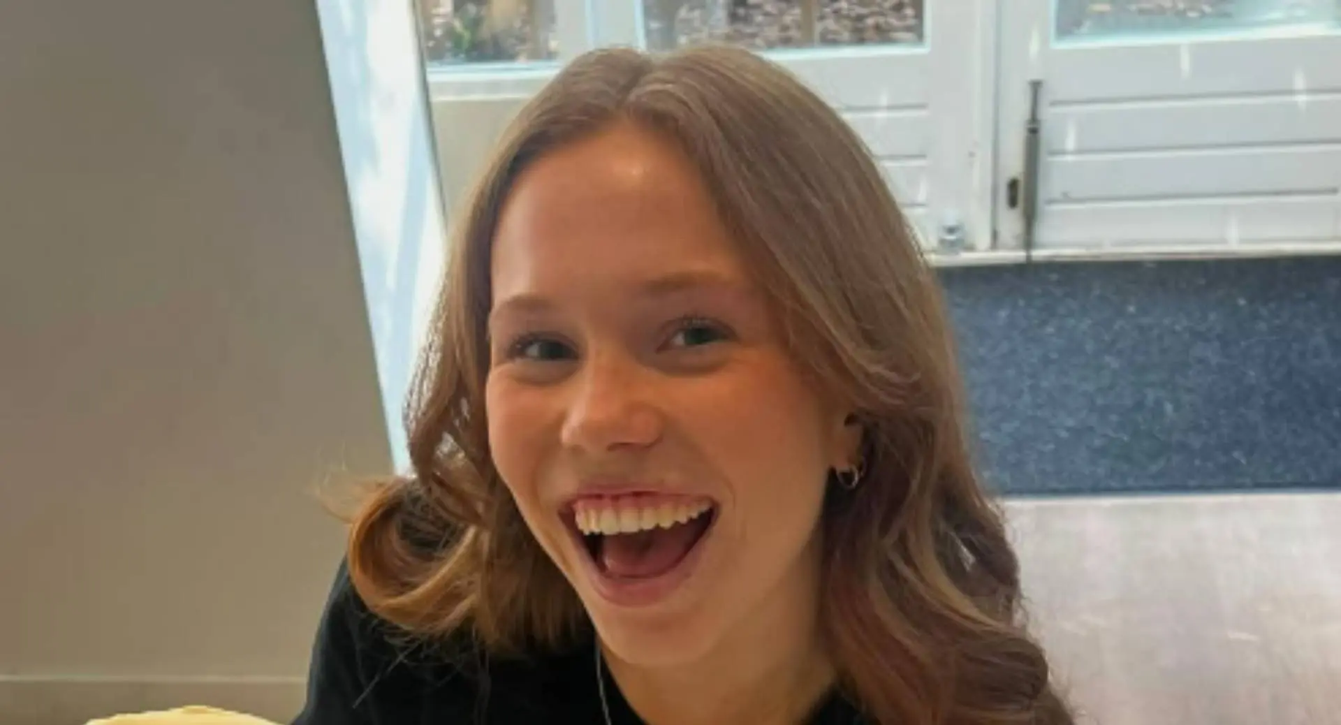 Influencer Rhodé Kok van alle kanten belaagd; Roxy Dekker schiet te hulp (video)