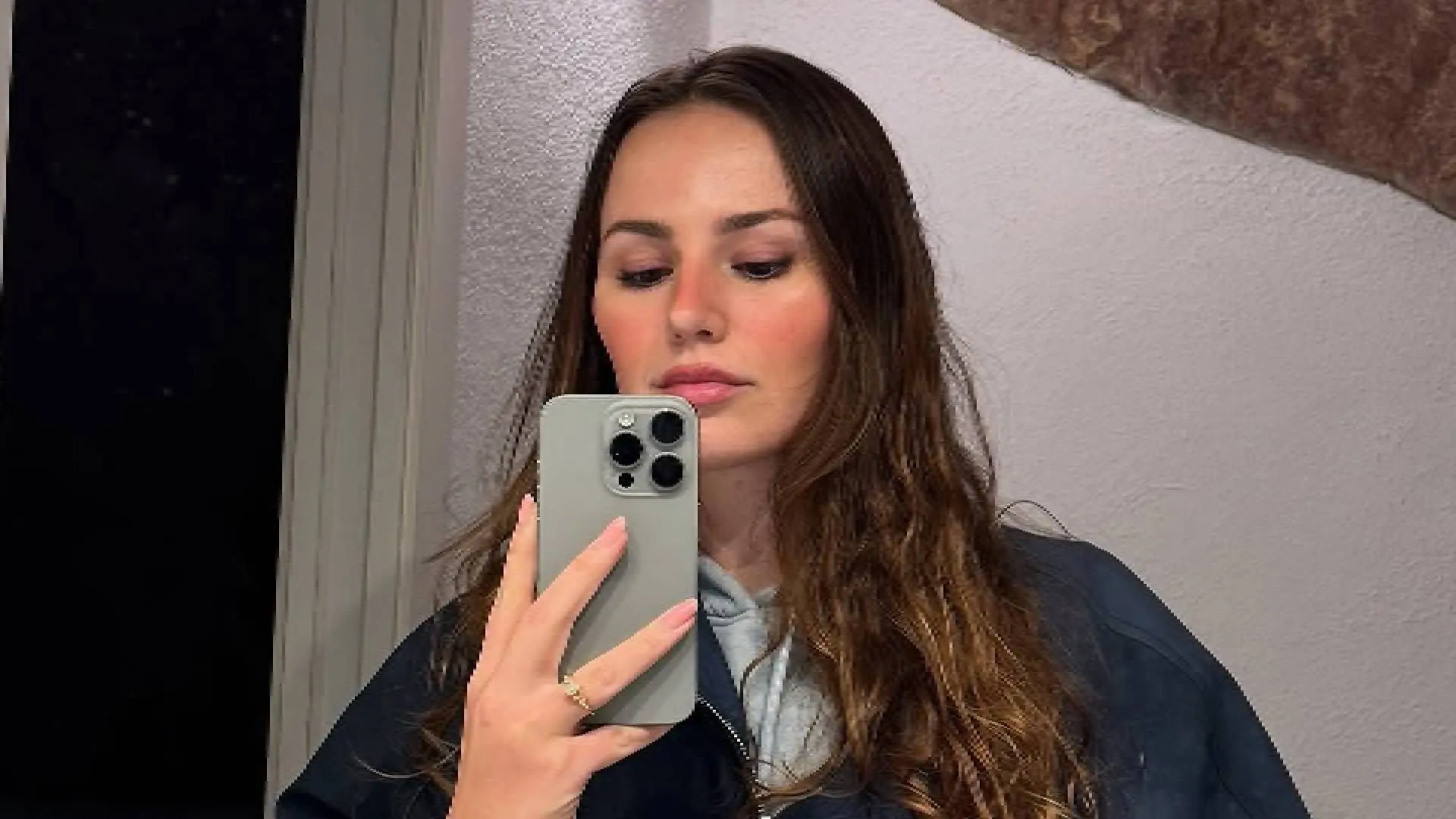 Wielrenster Puck Moonen laat troeven bijna uit haar jurkje knallen