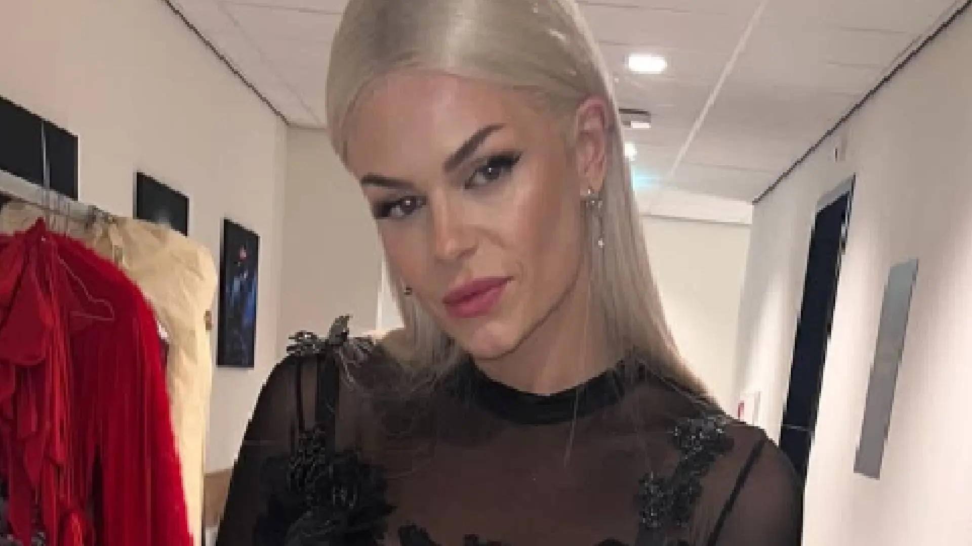 Davina Michelle slaat enorme flater met nietsverhullende witte jurk (foto's)