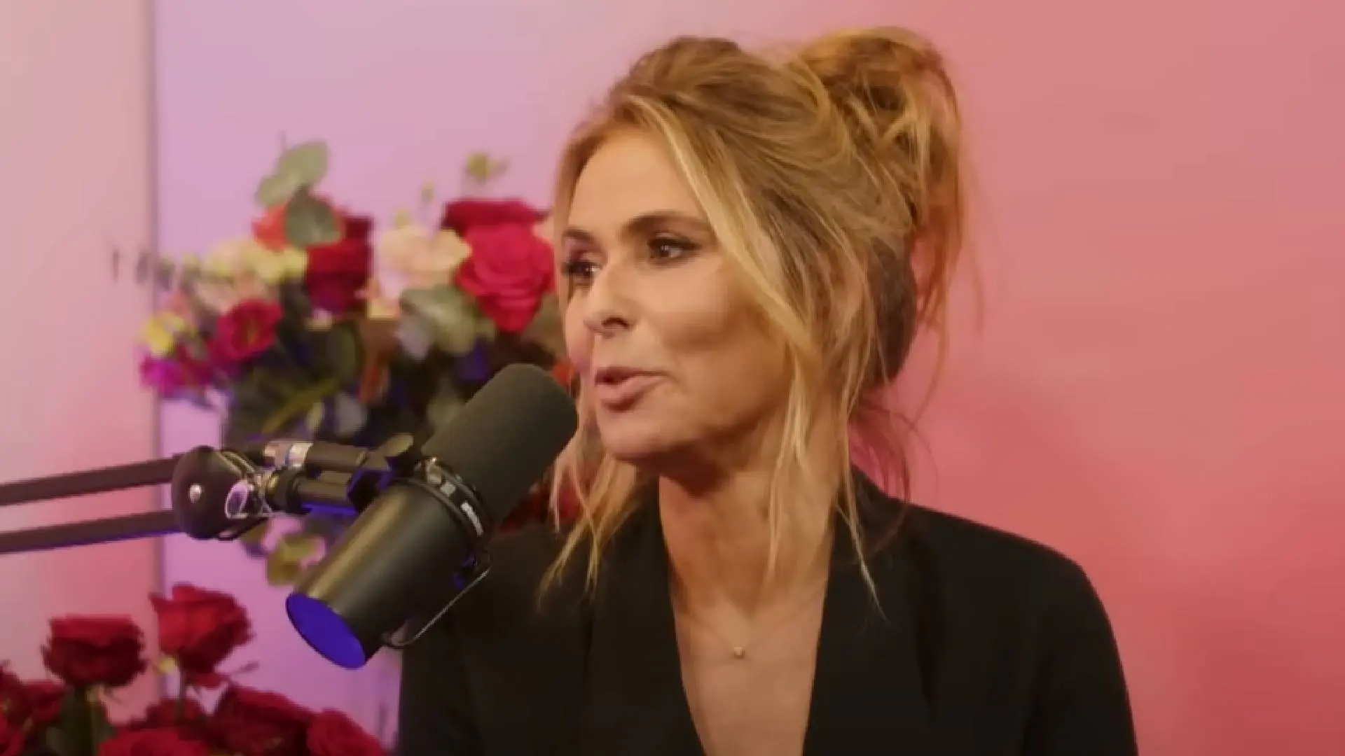 Heleen van Royen doet alles voor boekpromotie en zuigt romige vloeistof bedreven naar binnen