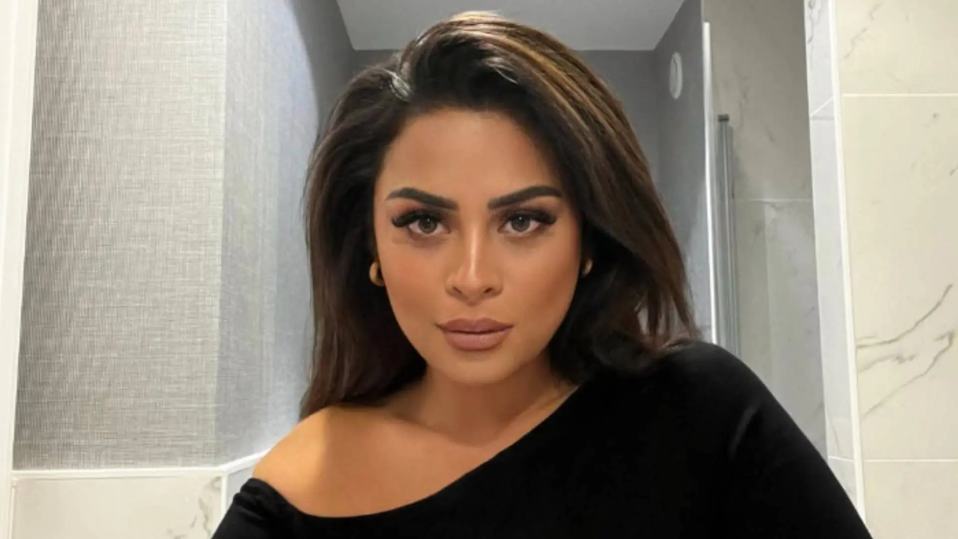Pijnlijk: Jane van Big Brother denkt thuis nog vriendje te hebben, maar hij is al single en 'op zoek' (foto's)