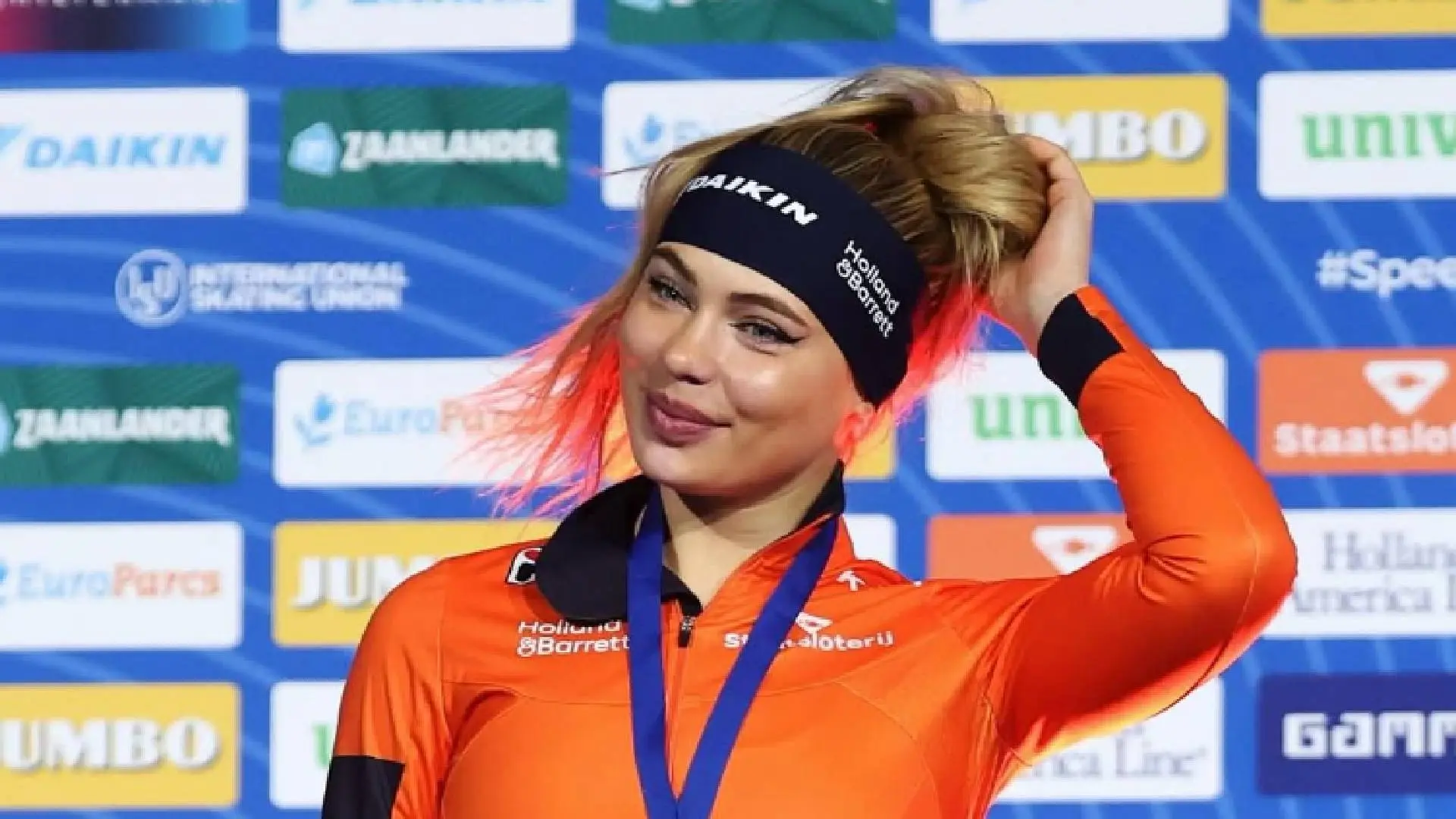 Jutta Leerdam draagt helemaal niks onder jasje en laat haar tong zien (foto's)
