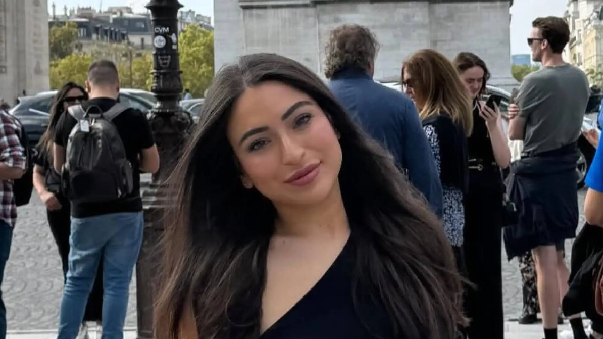 Lale Gül verkoopt slipjes en sokken, maar laat haar vocht nu ook thuis aflikken (video)