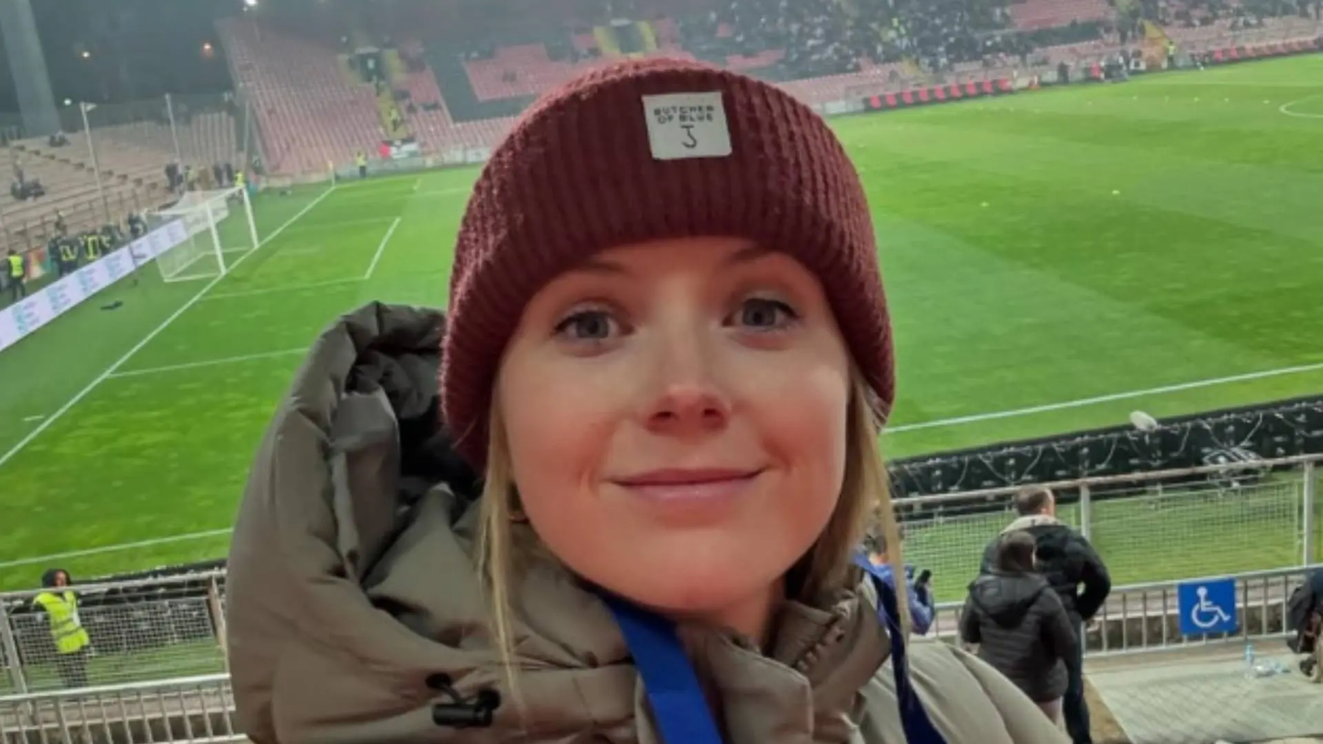 Absurd: Noa Vahle gaat zichzelf te lijf met langwerpig apparaat in deze privé video
