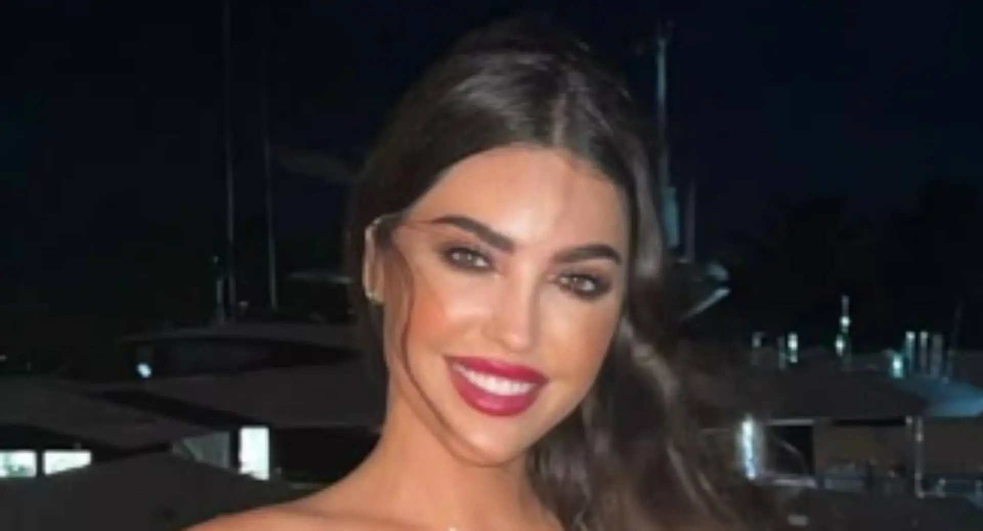 Yolanthe Cabau slikt enorme hoeveelheid vocht in één keer door in uitdagend pakje (beelden!)