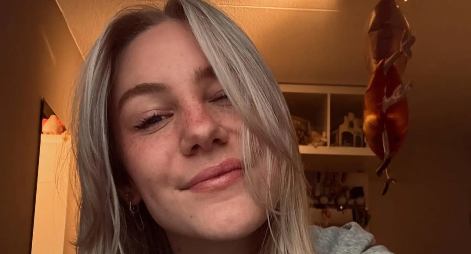 El Che van De Bondgenoten kreunt van genot dankzij Djinty; Woedende blondine Roma gluurt mee