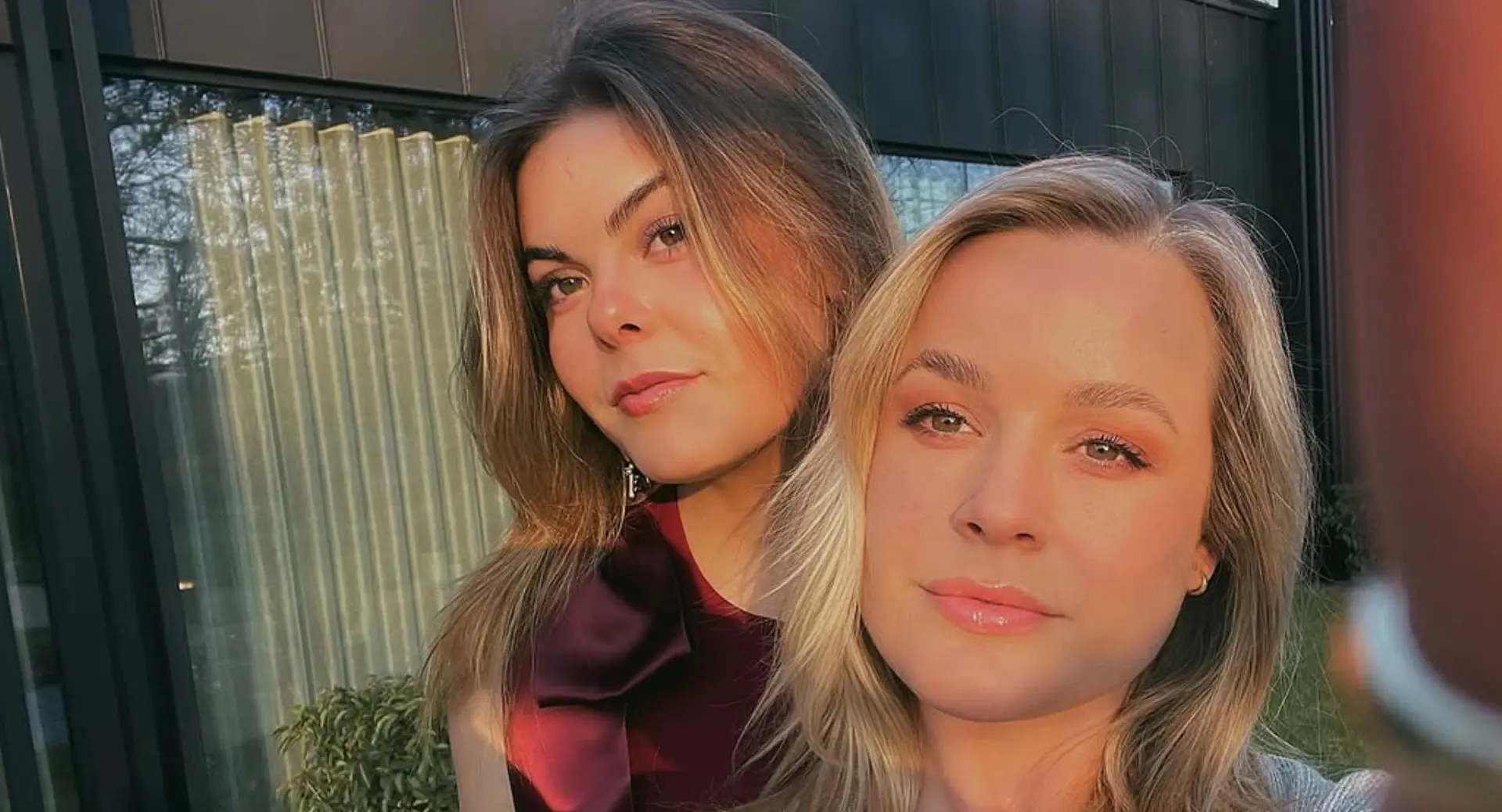 Eloise van Oranje kruipt dicht tegen bekende blondine aan op innig kiekje en rekent af met 'wereldje' van influencers