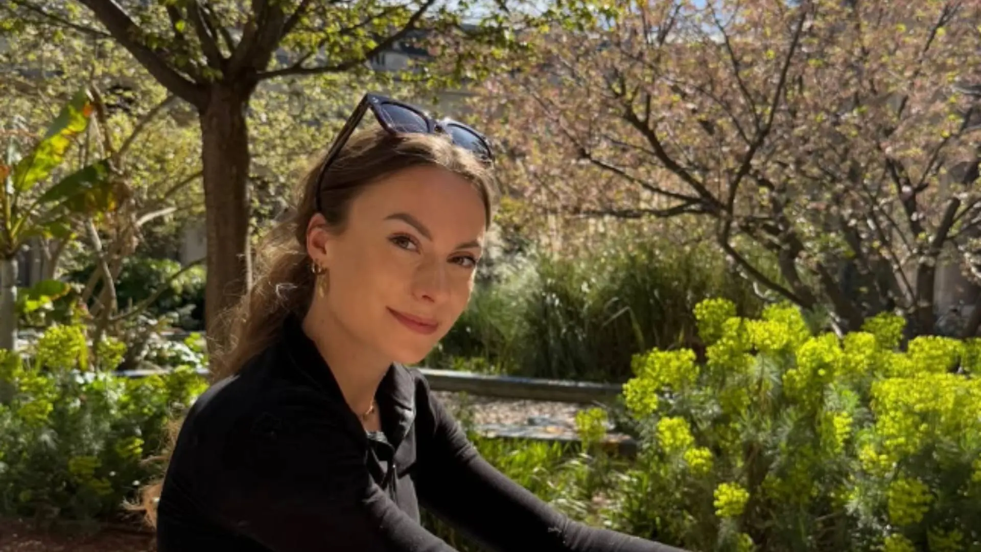Schaatsster Femke Kok maakt foto's van zichzelf op afgelegen strandje na flinke inspanning