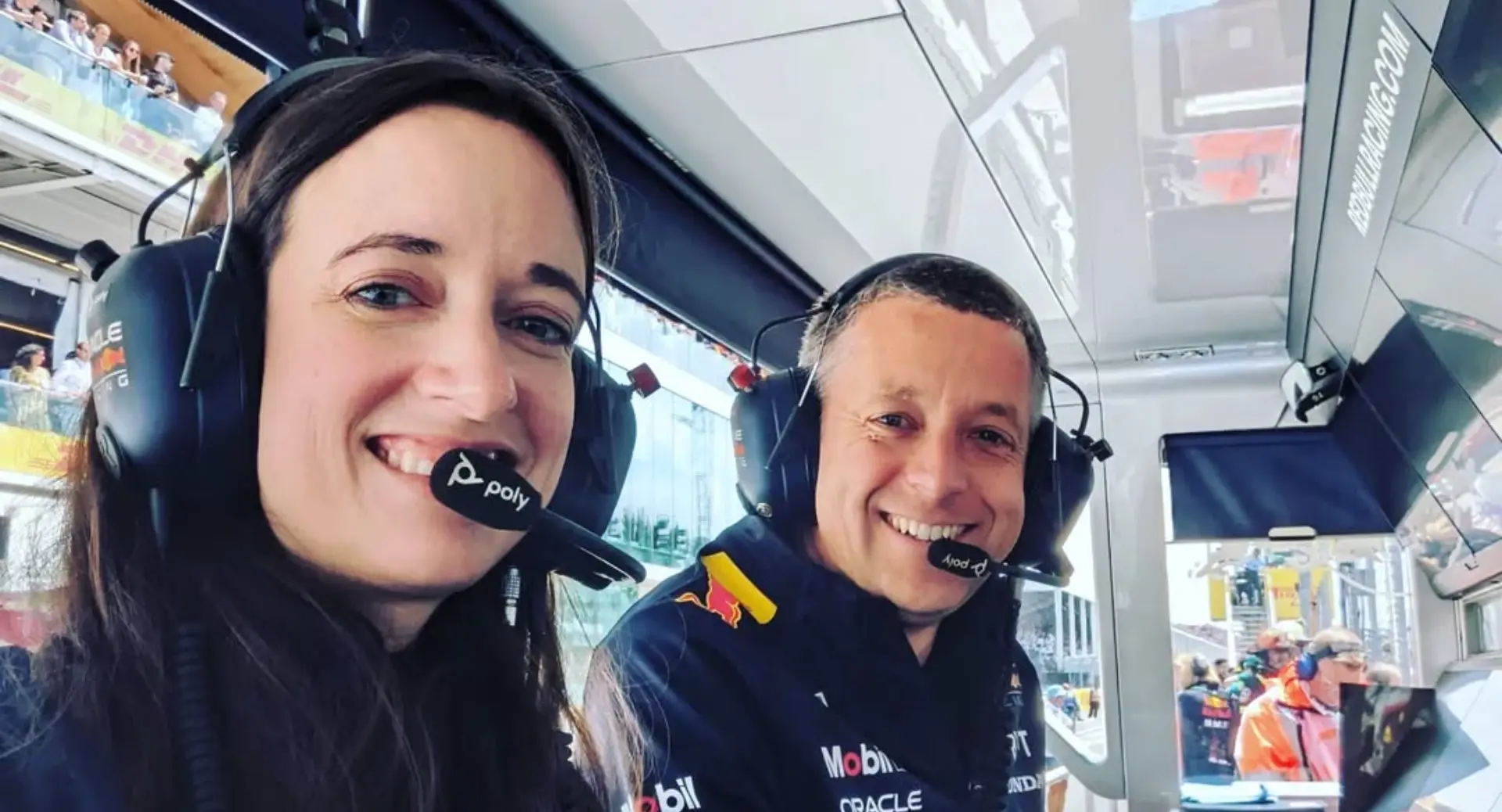 Bloedmooie Hannah Schmitz van Red Bull Racing helpt Max Verstappen achter de schermen om op tijd te finishen