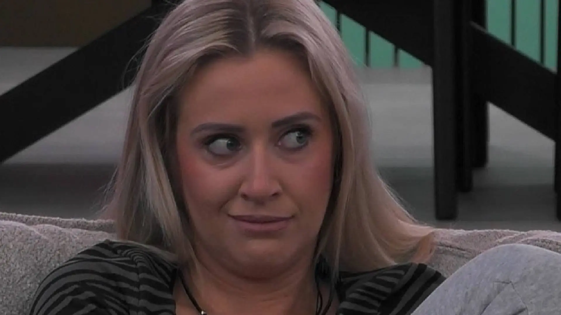 Jolien van Big Brother verloot haar gebruikte kleding en laat speciaal geurtje achter (video)