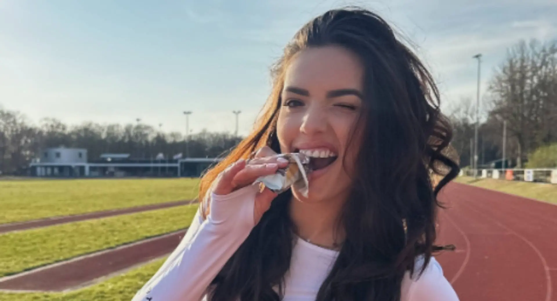 Schaatsster Pien Hersman spreidt haar benen op verlaten sportveldje