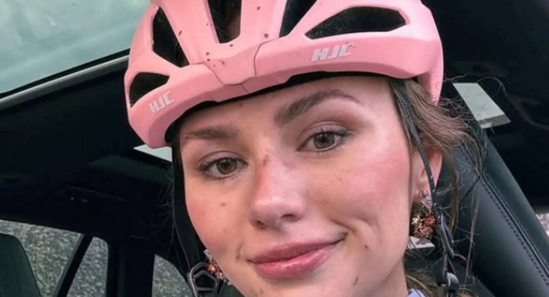 Prachtige wielrenster Puck Moonen laat zich van afstandje fotograferen in verlaten bos