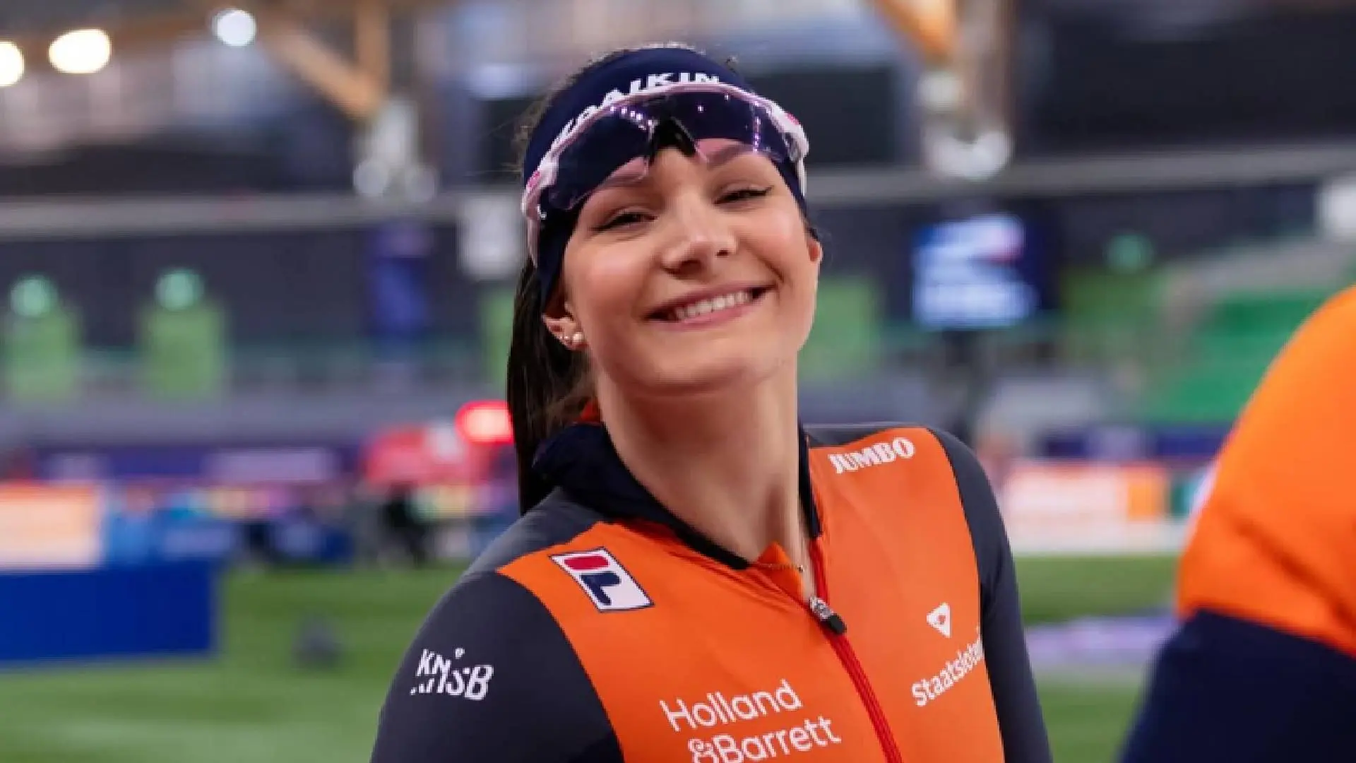 Schaatsster Angel Daleman heeft strakste topje uit de kast gehaald en gaat helemaal los