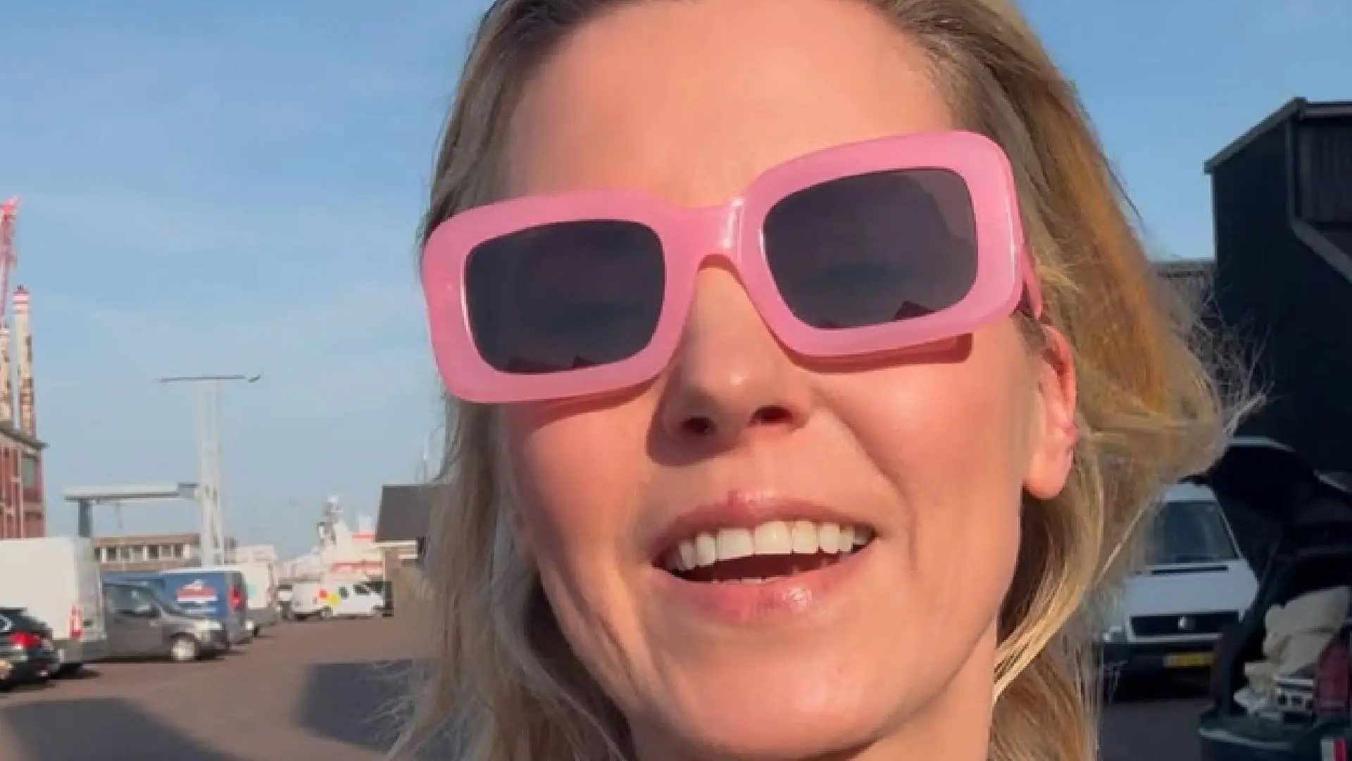 Gadver: Bettina Holwerda laat zich volproppen met Jim Bakkum en kan het niet meer binnen houden