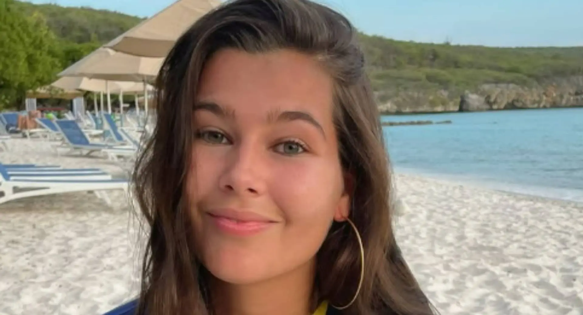Diva Maria Brons laat zich op afgelegen plekje filmen in piepkleine bikini