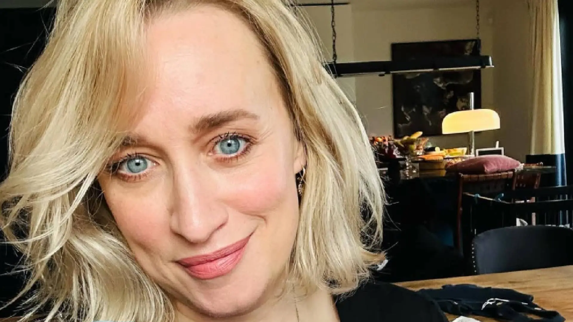 Eva Jinek ontvangt gewaagd schilderijtje van blote Eva en deelt deze trots met volgers