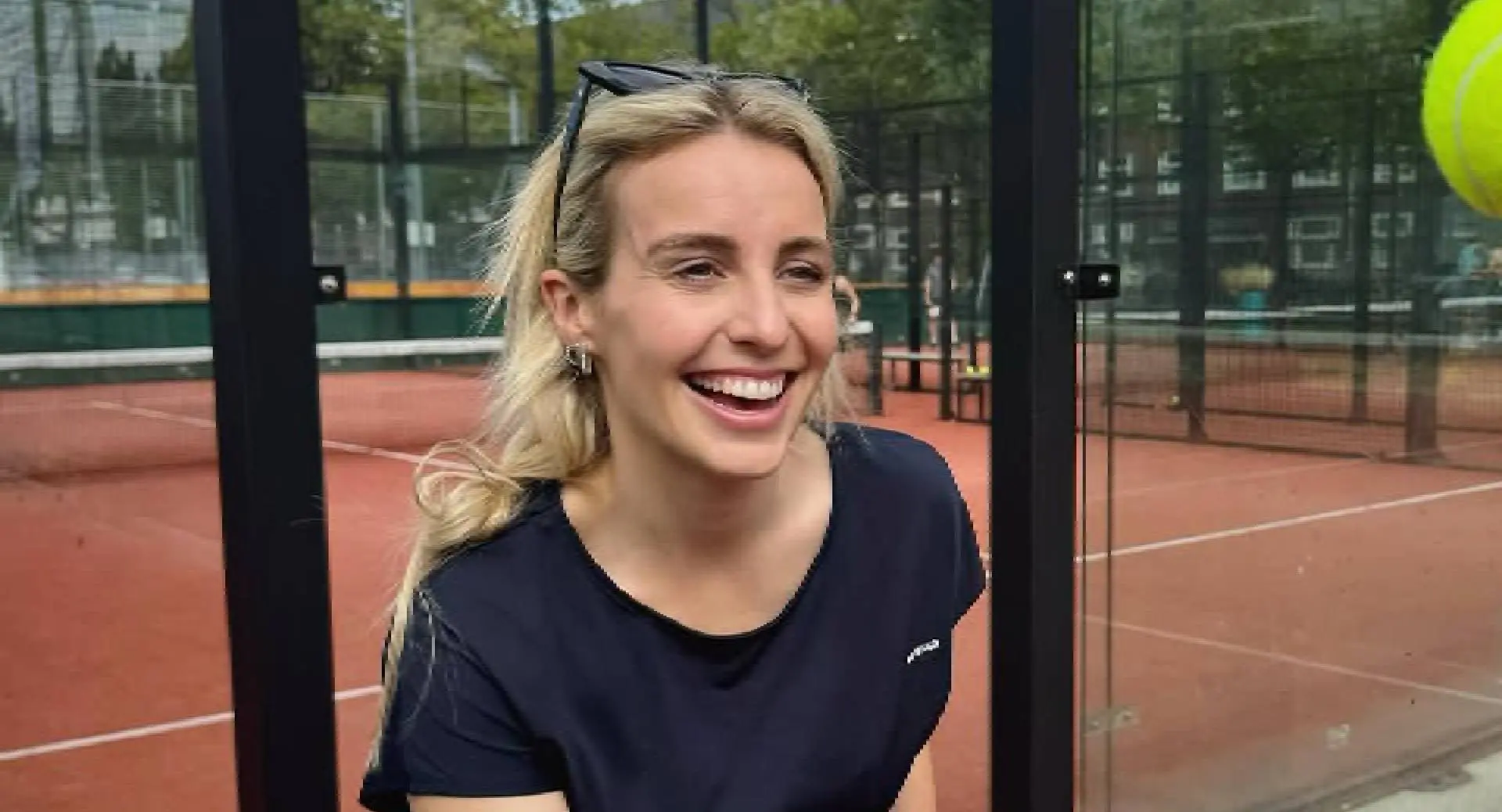 'Surfbabe' Iris Enthoven laat mannen én vrouwen genieten met foto's in bikini
