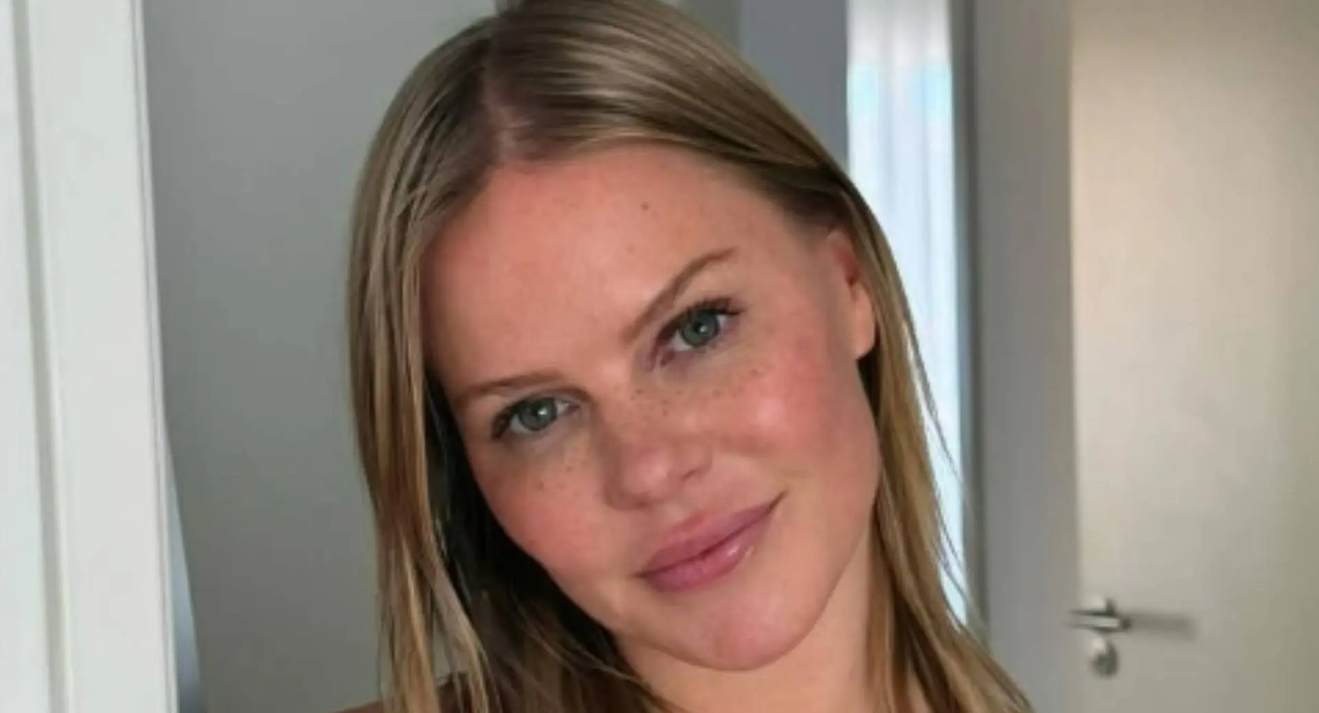 Wauw: Influencer Kelly Mexy zit in doorschijnend topje aan het water