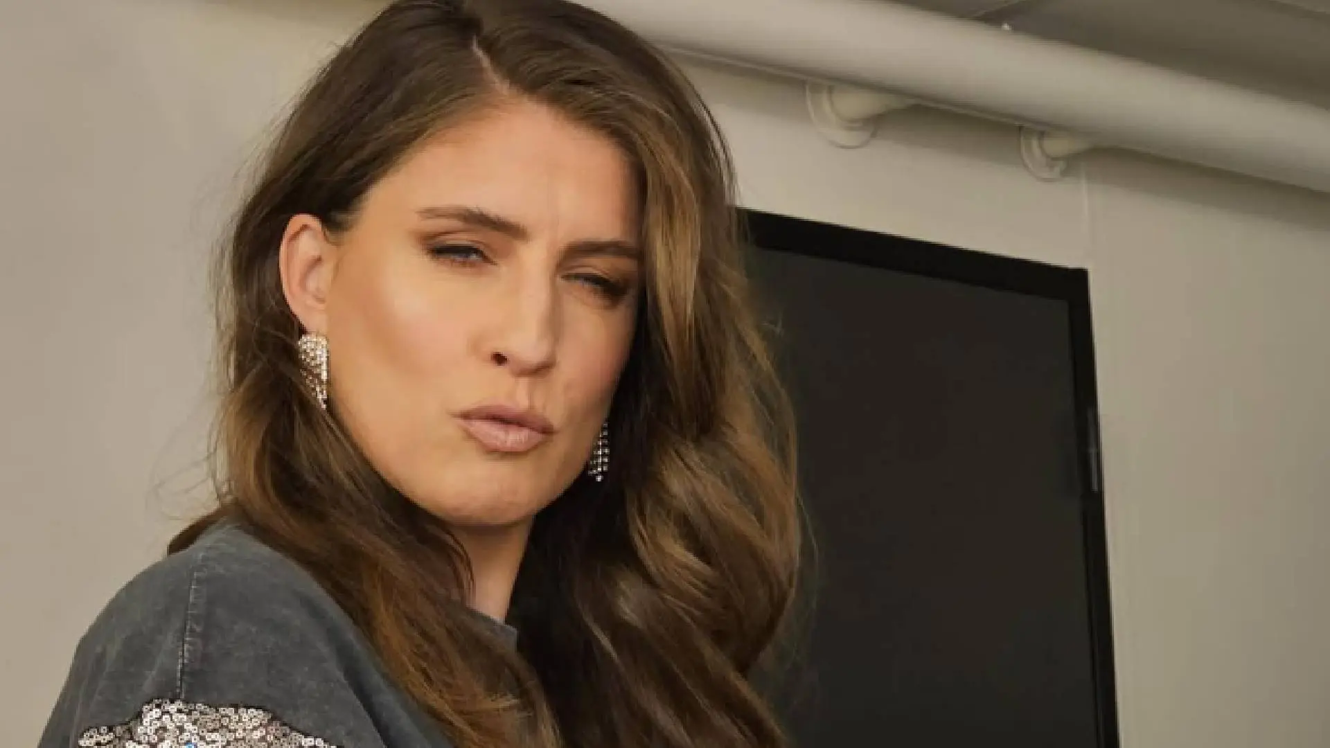 Marieke Elsinga kijkt verlekkerd naar oude foto van zichzelf in superstrak sportpakje: "Geweldig"