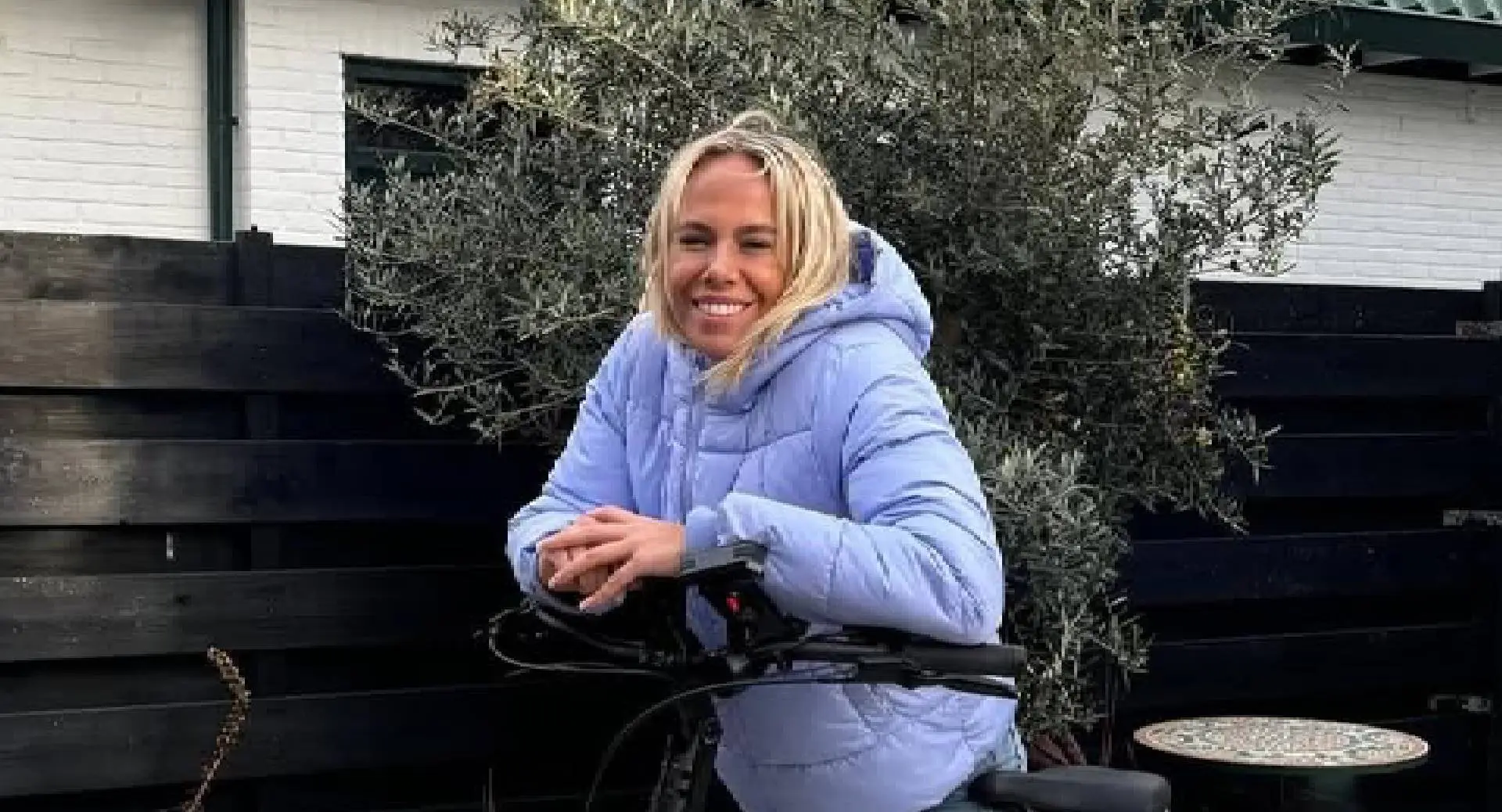Nicolette Kluijver drukt zich onder water héél dicht tegen collega aan tijdens opnames van Expeditie Robinson