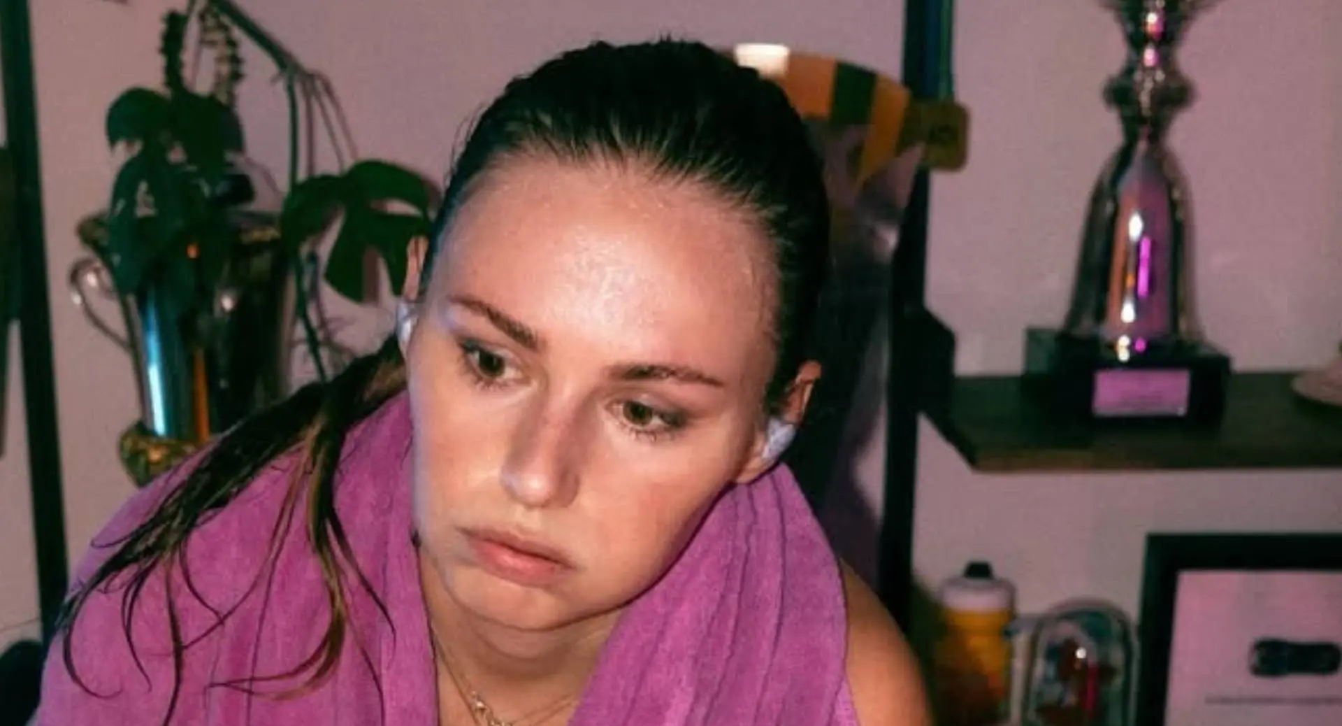 Vriend van Puck Moonen filmt wielrenster van achteren tijdens hobbelig ritje