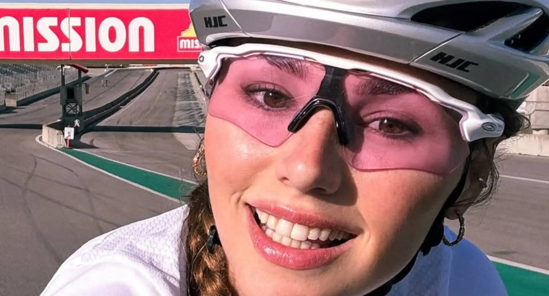 Wielrenster Puck Moonen snuift vervelend stofje en smeert bloed op haar favoriete stokbrood