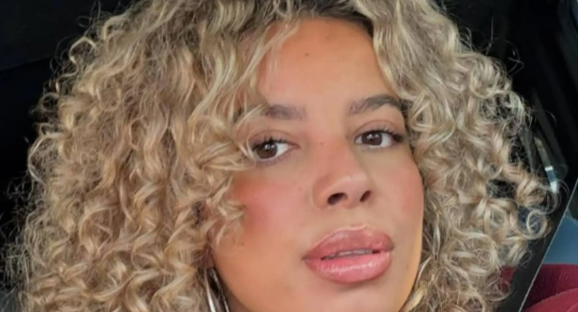 Zien: Beeldschone vrouw van Denzel Dumfries viert magistrale overwinning vanaf tribune