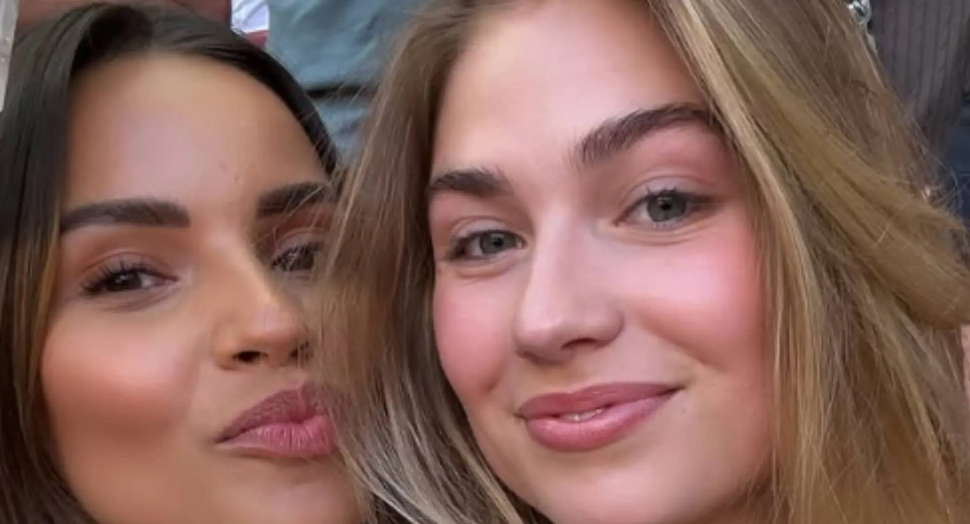 Roxy Dekker en Monica Geuze kruipen héél dicht tegen elkaar aan op drukke plek