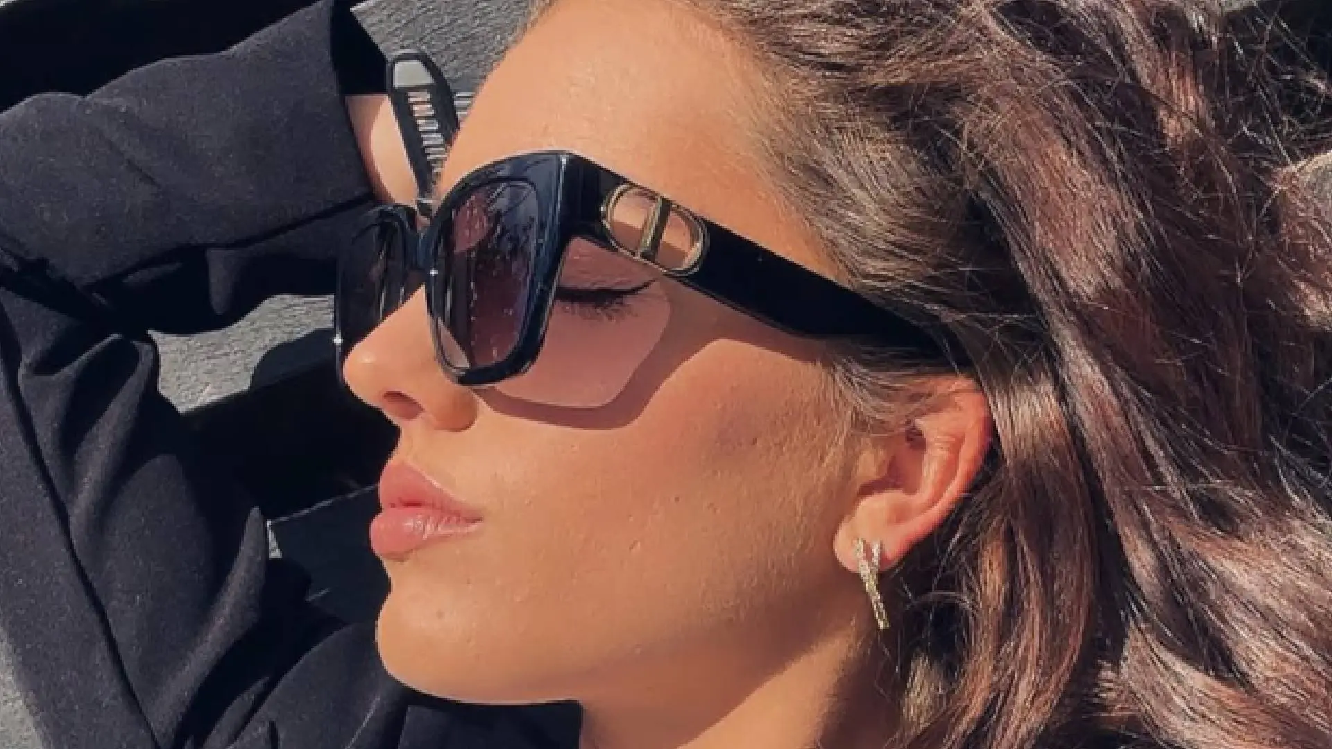 Wow: Pien Hersman rekt zichzelf volledig uit en toont welgevormde achterbumper