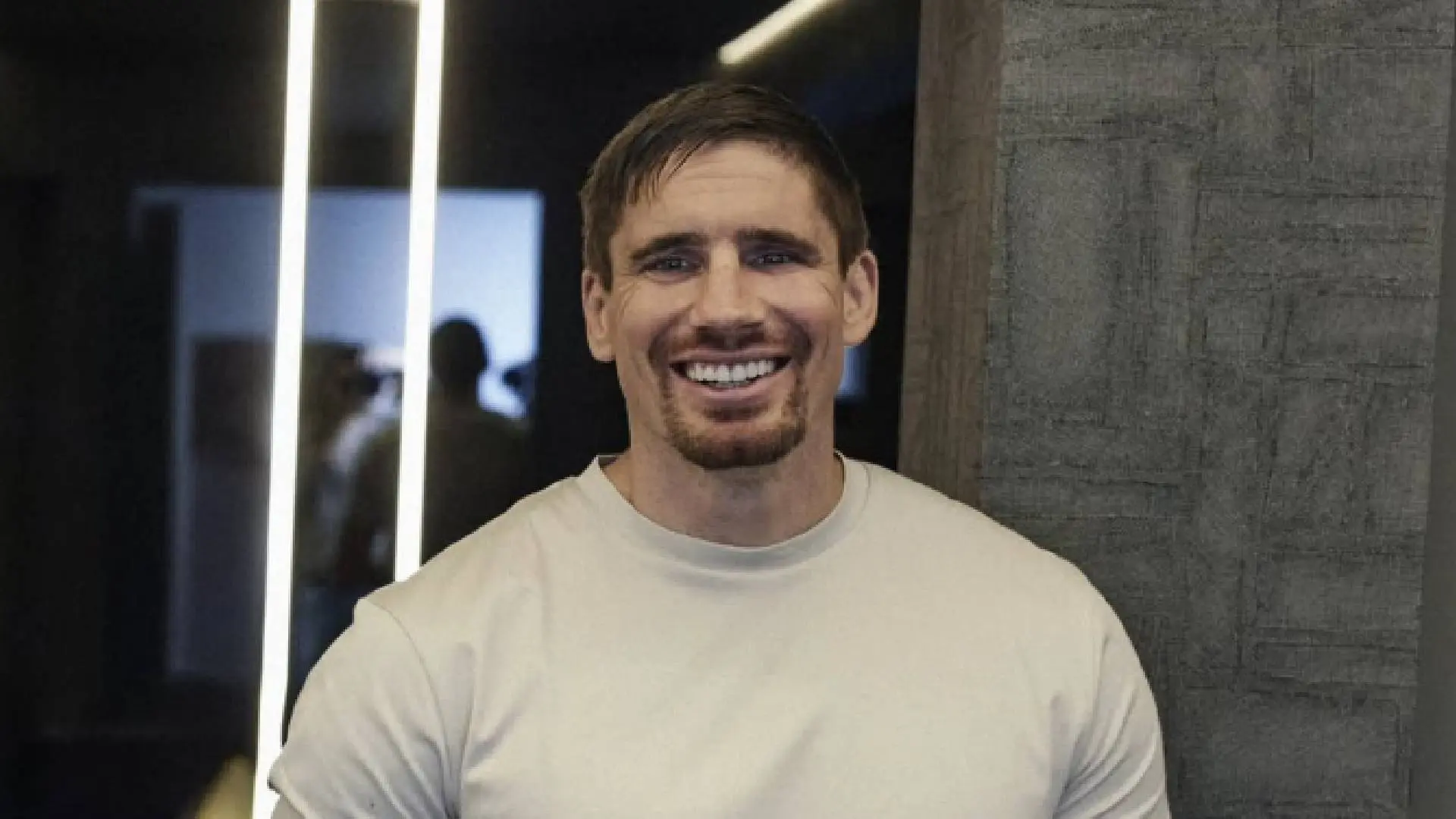 Rico Verhoeven kan zijn handjes niet thuishouden in showroom en verkoopt klant aantal flinke tikken