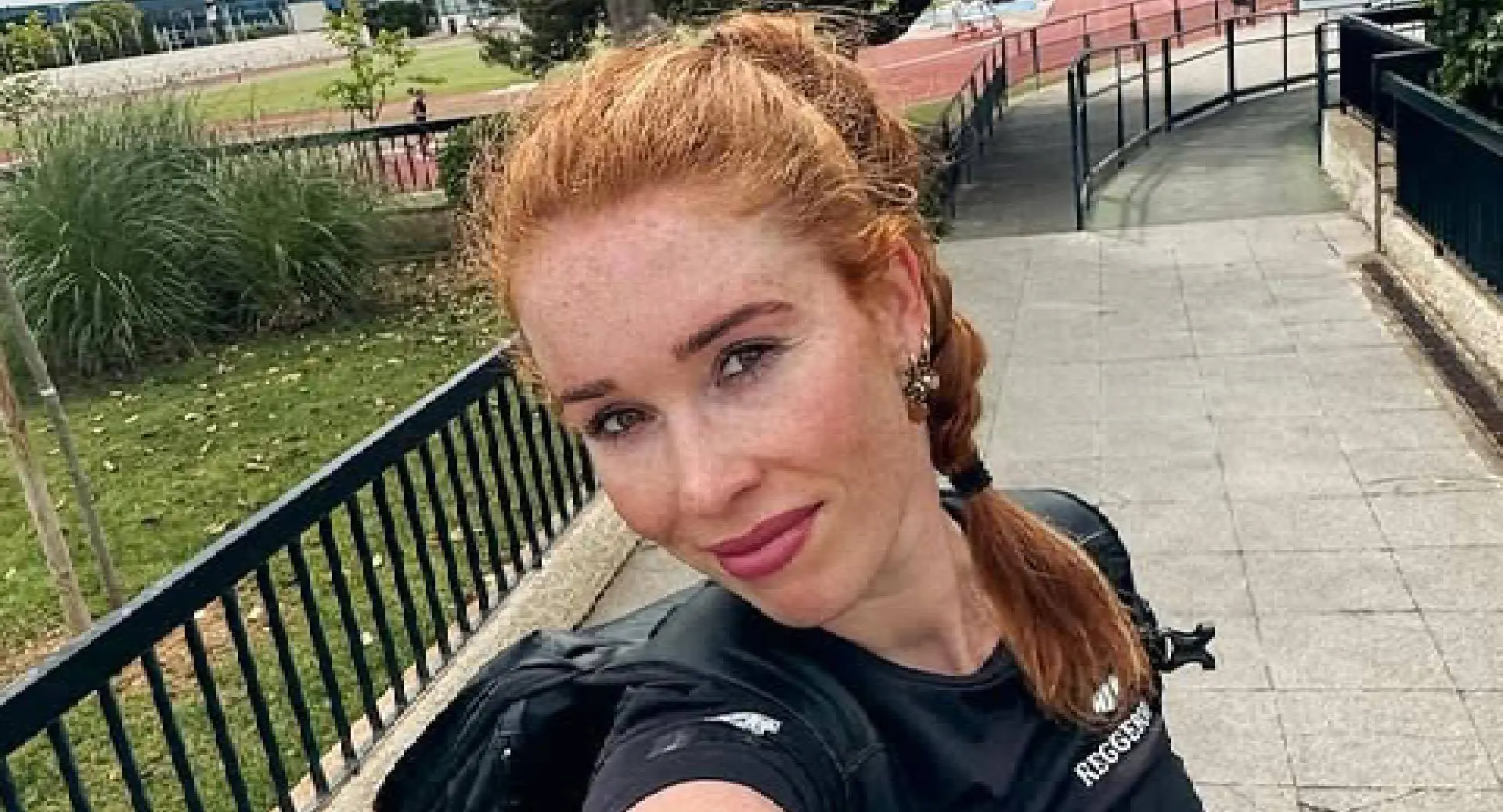 Antoinette de Jong trakteert volgers op één van haar befaamde 'ritjes' in zeer nauwe outfit