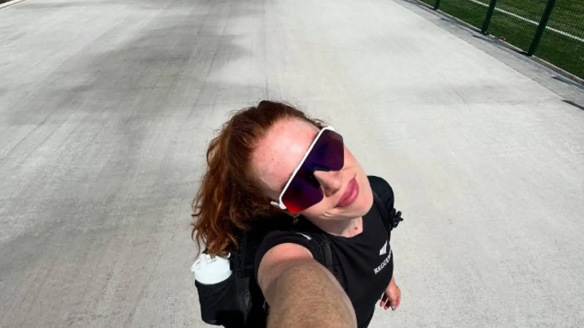 Antoinette de Jong laat man gillen van genot met opperste inspanning in brandende zon