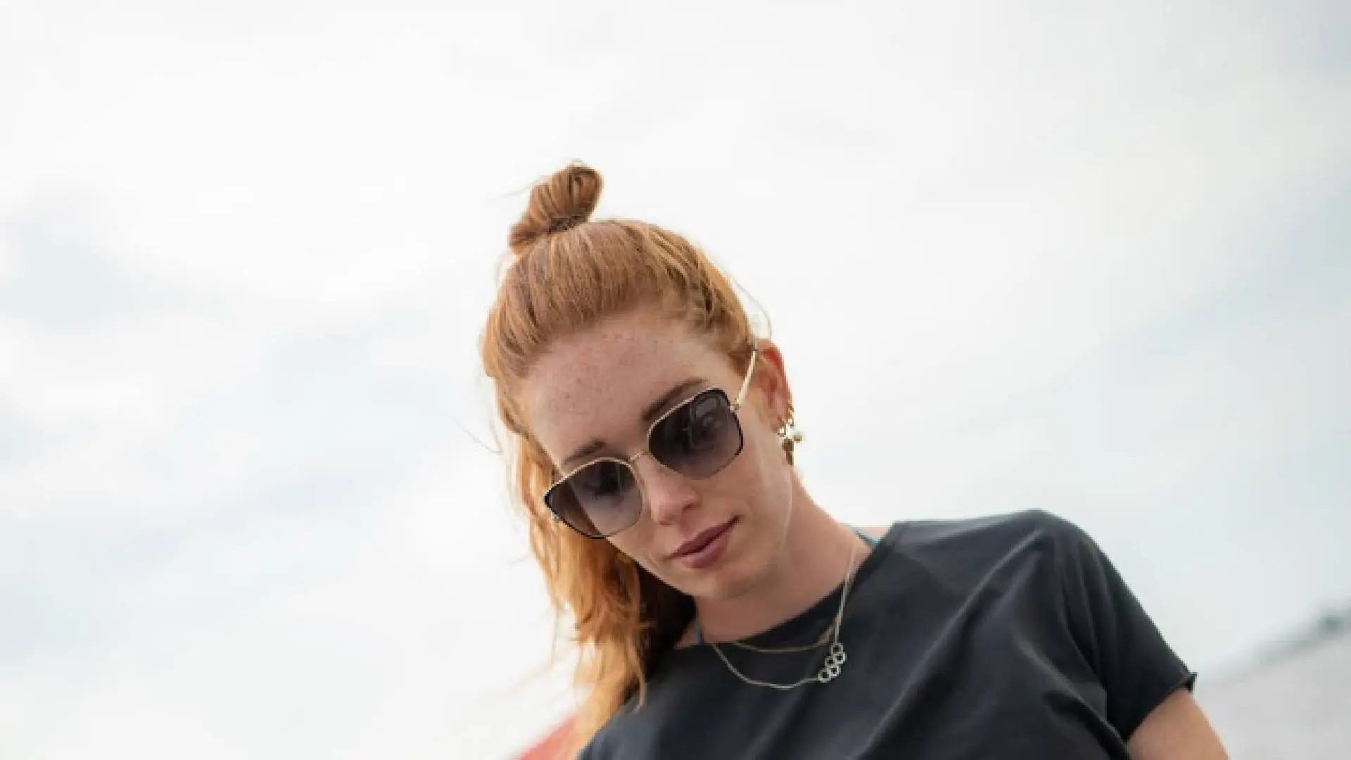 Schaatsster Antoinette de Jong loopt zonder broek door achtertuin en voelt zich vrijer dan ooit