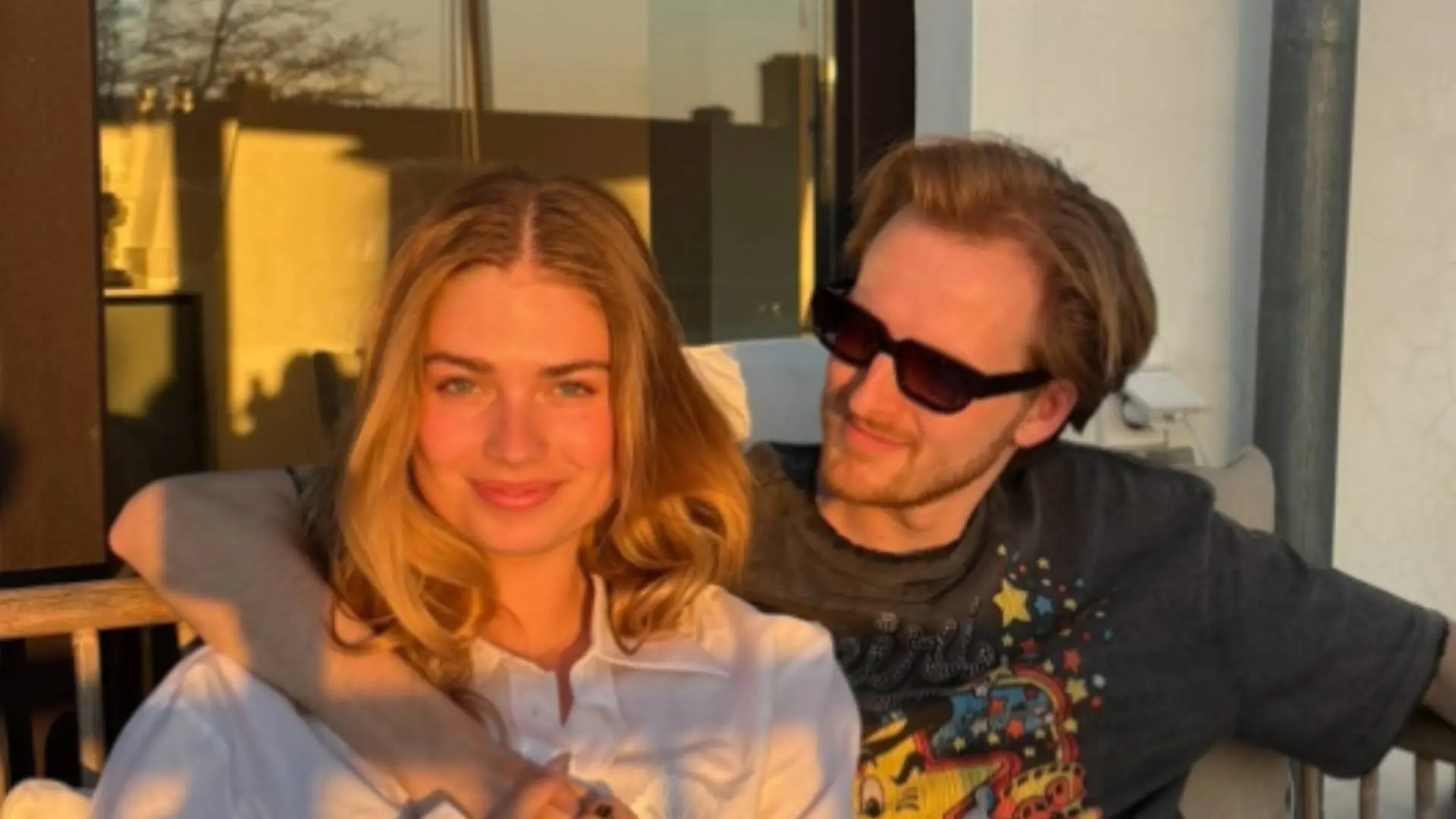 Geruchtmakende foto van Roxy Dekker en vriend blijkt echt: Koen van Bankzitters ondergaat flinke ingreep