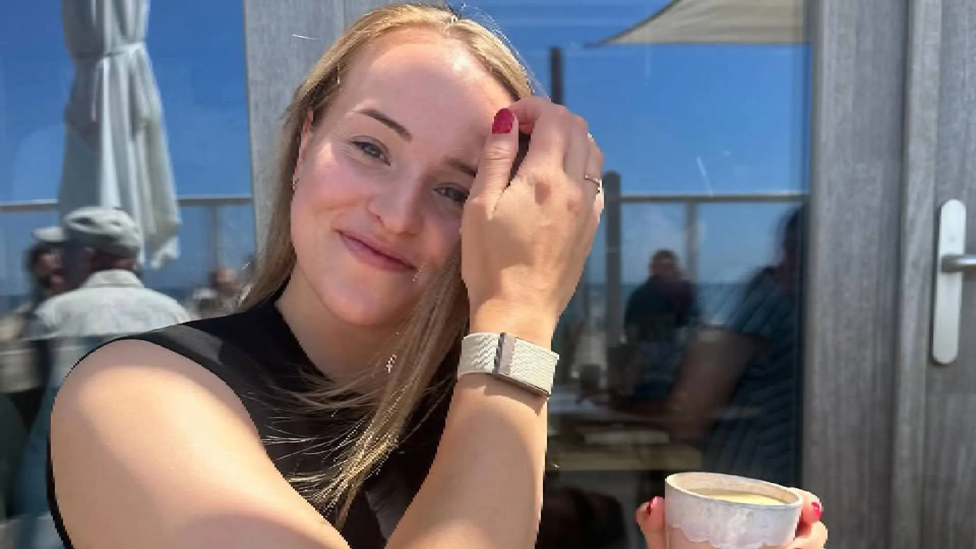 Daphne van Domselaar geniet van dagje strand met teamgenote Jackie Groenen