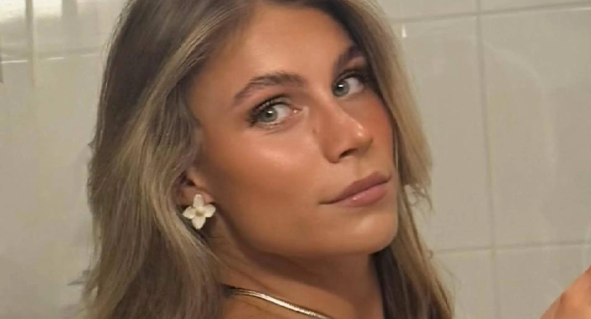 Atlete Demi van den Wildenberg knalt zowat uit haar knalroze broekje tijdens diepe squats