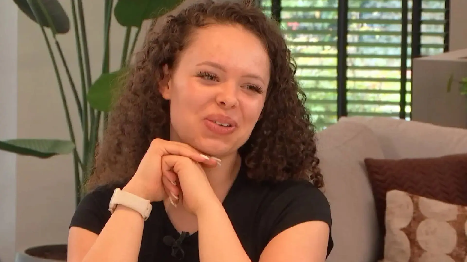 Onlyfans-model Emily shockeert bij Lang Leve de Liefde en duwt achterzijde tegen harde paal aan