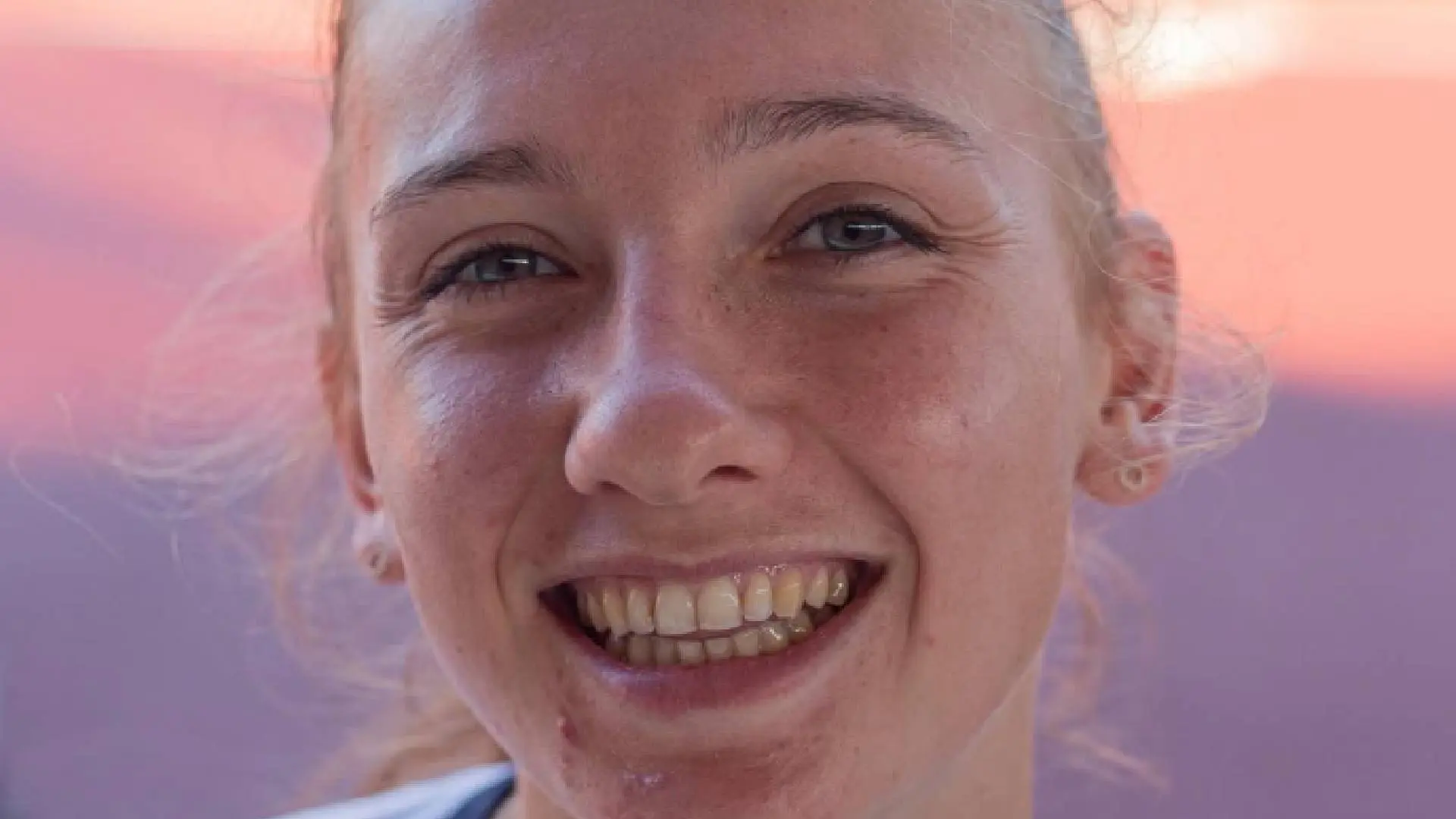 Femke Bol krijgt opvallende kralen cadeau en gebruikt die meteen tijdens wedstrijd