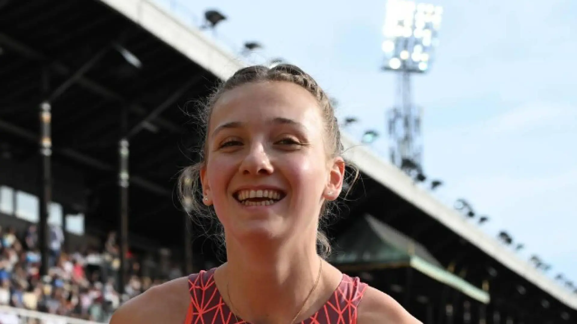 Topfitte Femke Bol is onverslaanbaar in haar strakke blauwe broekje
