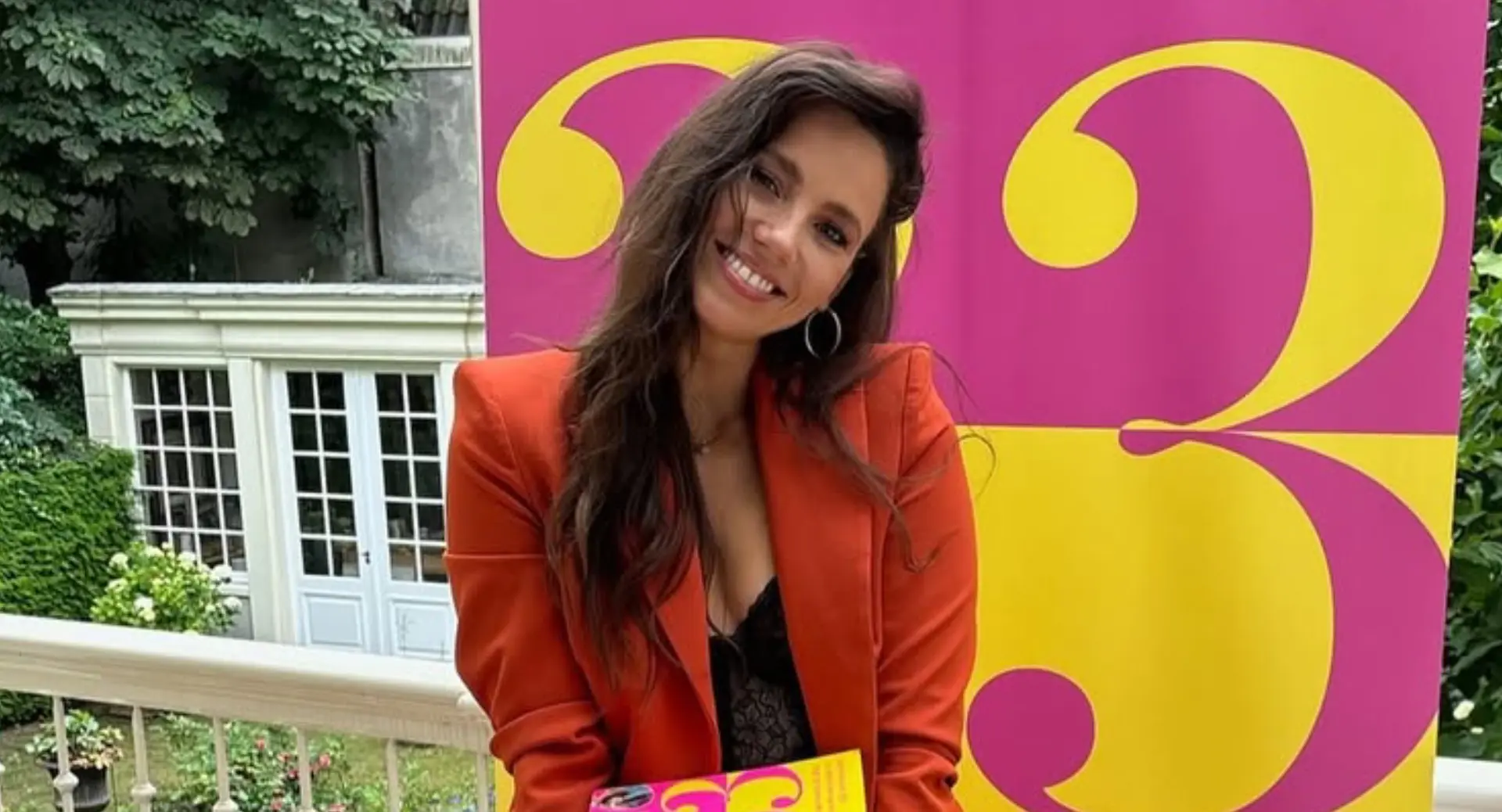 Gwen van Poorten gooit benen op tafel en onthaart intieme zone met flink apparaat