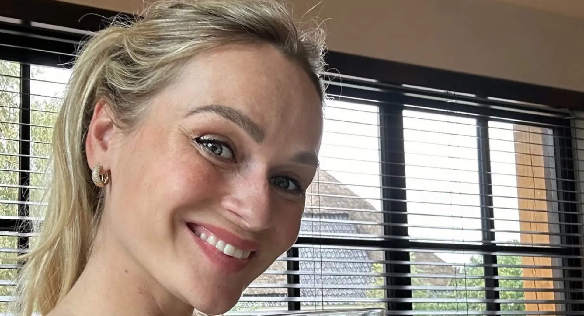 Irene Schouten helpt groepje vrouwen in strakke broek om zich flink uit te rekken