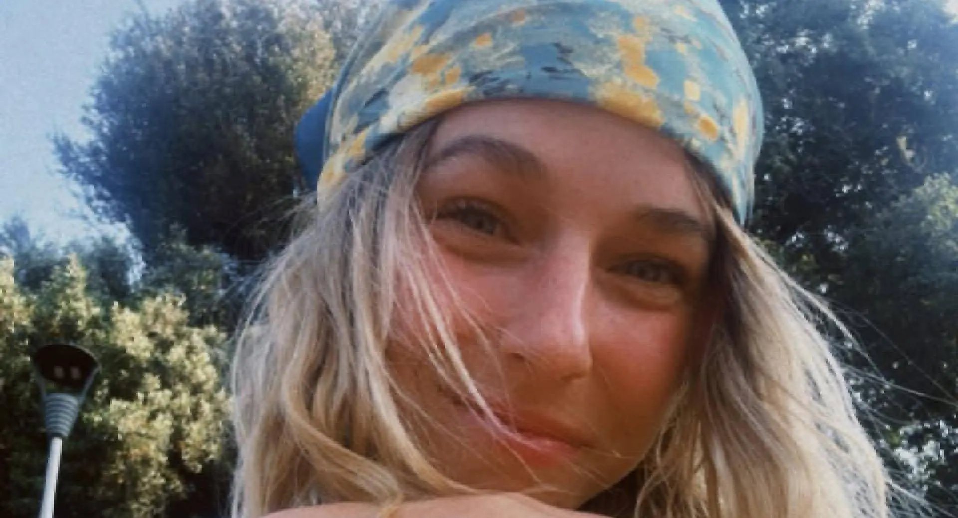 Jackie Groenen dartelt in bikini over strand op heerlijke vakantiefoto's met vriend