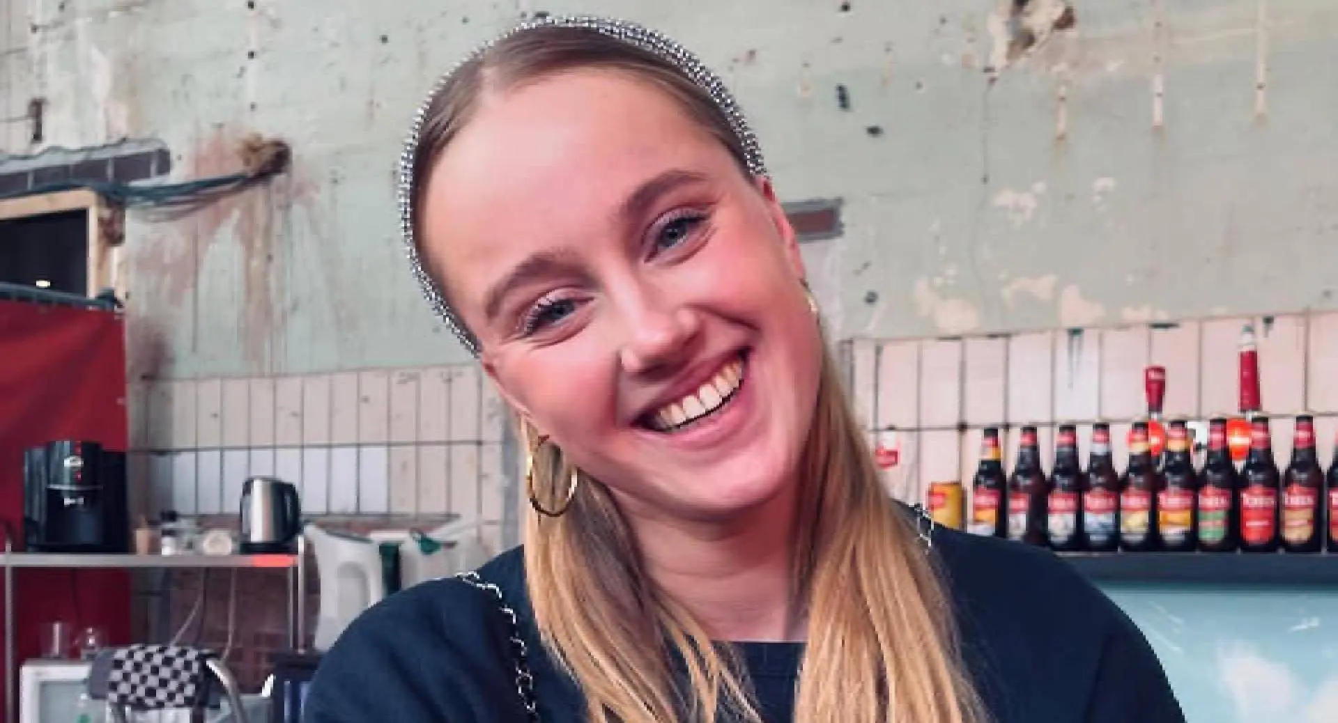Het knappe jonge zusje van Suzanne Schulting vermomt zich en lijkt héél erg op grote zus
