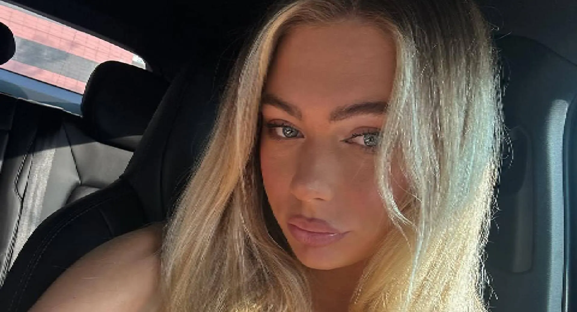 Jutta Leerdam ligt langs de weg met mannelijke ploeggenoot en laat zich filmen tijdens explosief momentje