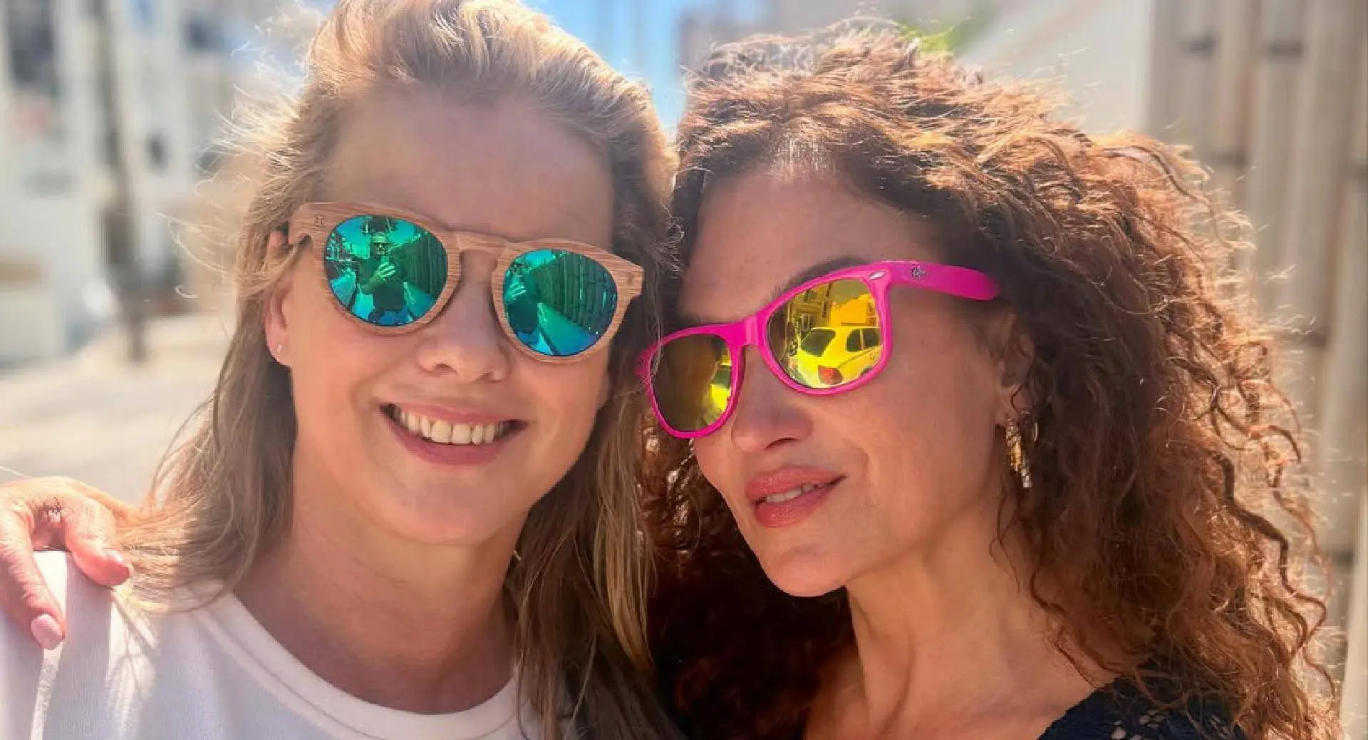 Volgroeide Katja Schuurman en Babette van Veen gaan los tijdens videoclip van fout feestje