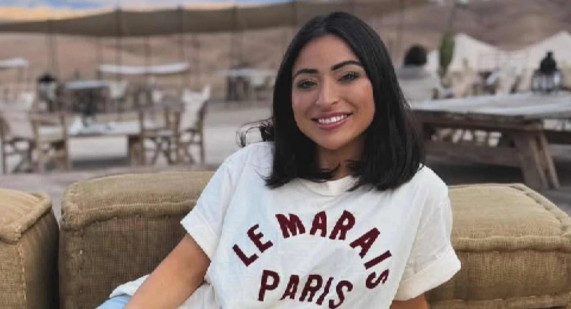 Lale Gül knalt aan twee kanten uit strak jurkje en loert naar zichzelf in spiegel